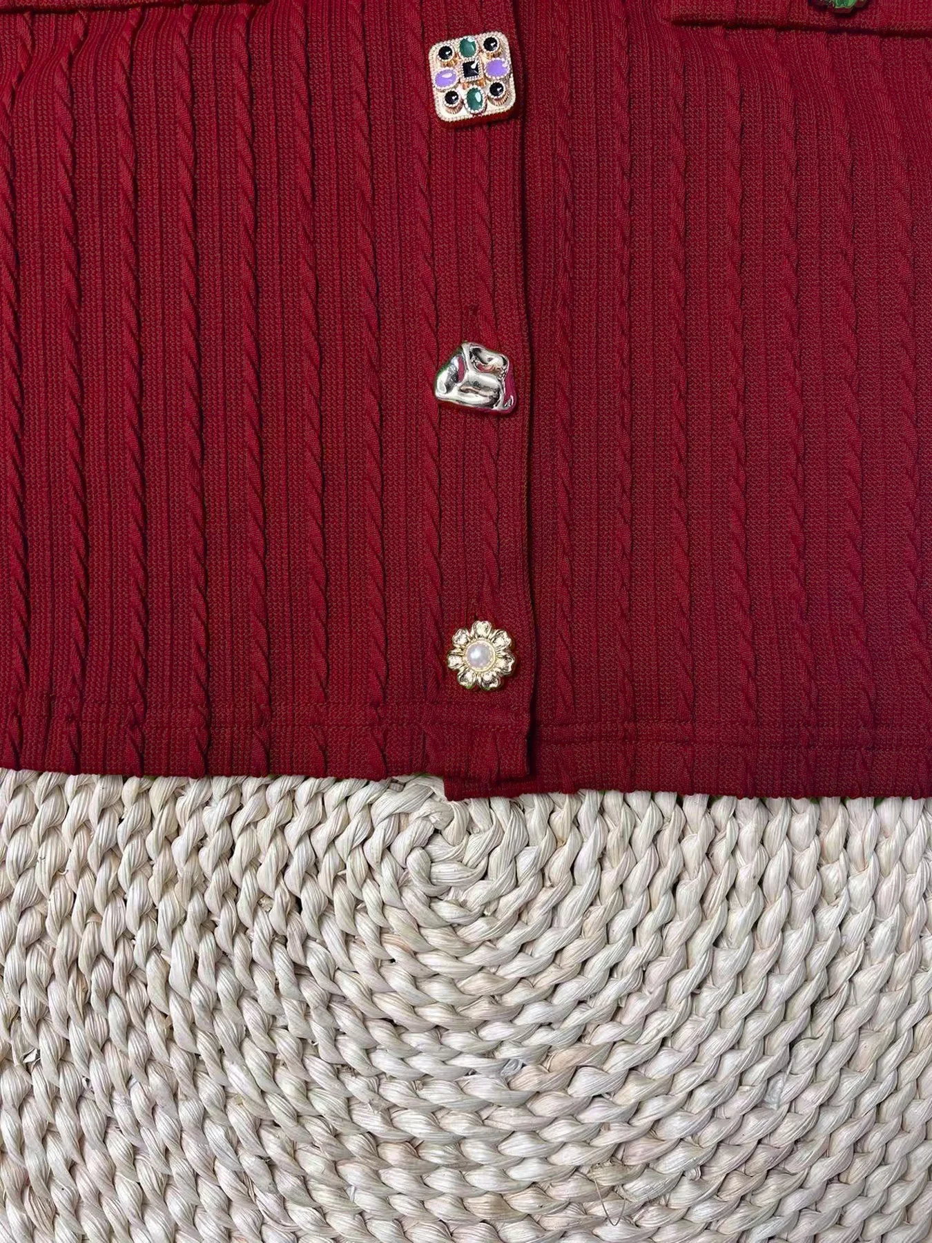 Cardigan tricoté rétro rouge vin, manches courtes, col rond, design élégant avec boutons, haut court pour femme