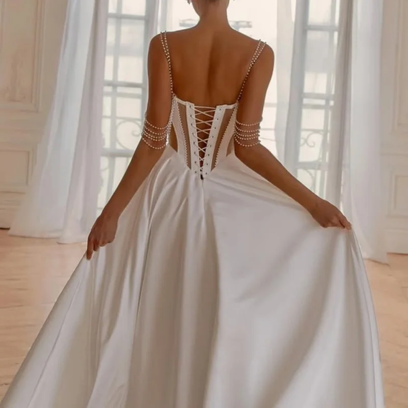 Proste suknie ślubne z satyny w kolorze białym, aplikacje, kwiatowe ozdoby, spódnica, dekoracja z pereł, suknie ślubne, suknia ślubna, suknia dla panny młodej.