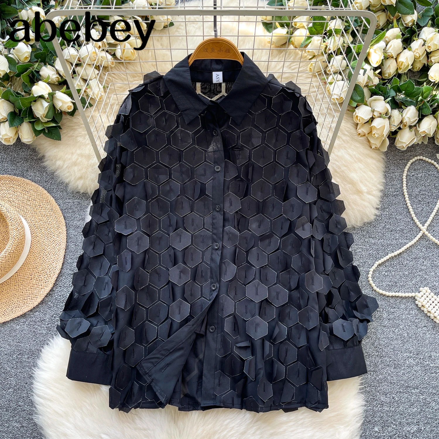 เสื้อเชิ้ตผู้หญิงทรงหลวม ดีไซน์ผ้าบางโปร่งลายปะติด สีพื้น กระดุมแถวเดียว เสื้อเบลาส์ แฟชั่นใหม่ ฤดูใบไม้ร่วง 2026