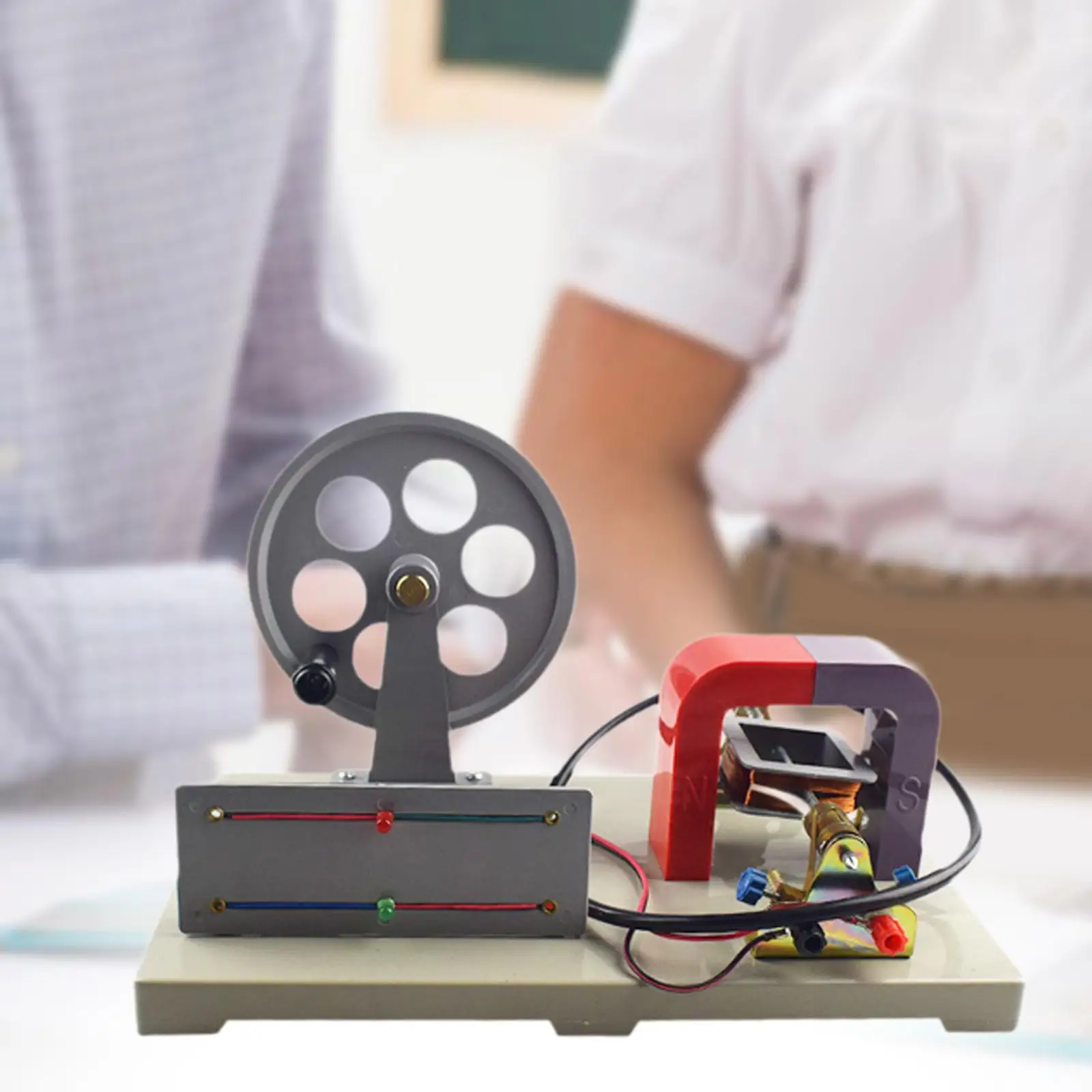 Instrumen Pengajaran Alat Fisika Generator Tangan untuk Siswa Hobi DIY