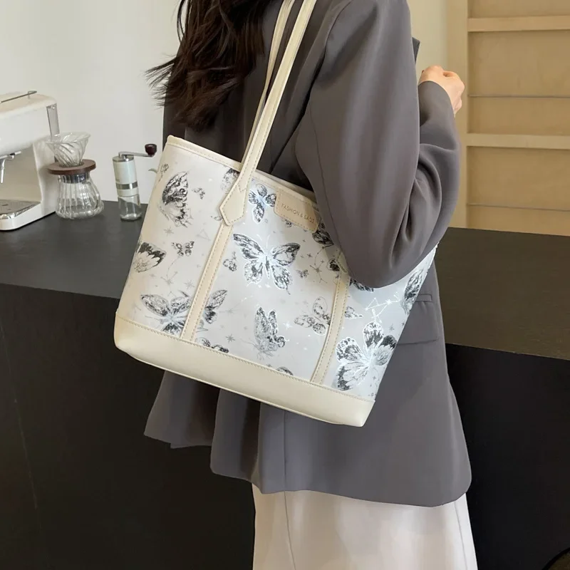 Borsa da pendolare di grande capacità alla moda da donna 2024 Nuova borsa a tracolla versatile in stile straniero Borsa tote ascellare casual a mano