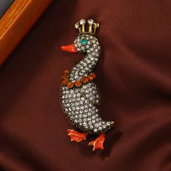 Fashion Design Wearing A Crown Goose Brooch Luxury Rhinestone Duck Brooches for Women Vintage Animal Badges Lapel Pin Corsage