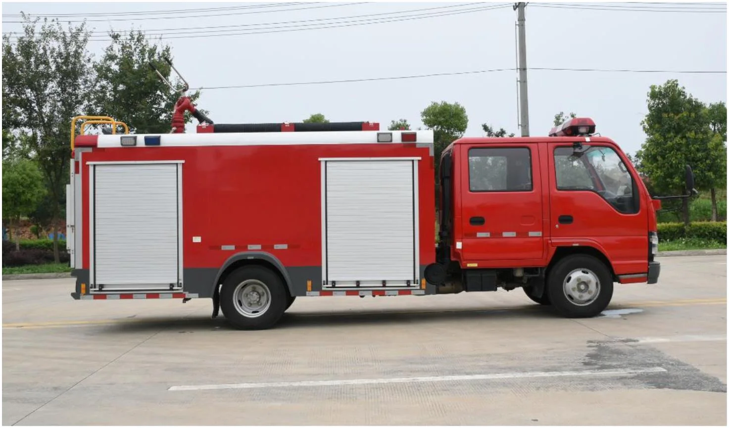 ISUZU 600P 2500L Tanque de espuma Caminhão de bombeiros 88kW Veículo de resgate de emergência Tanque de água 1500L com bomba de incêndio