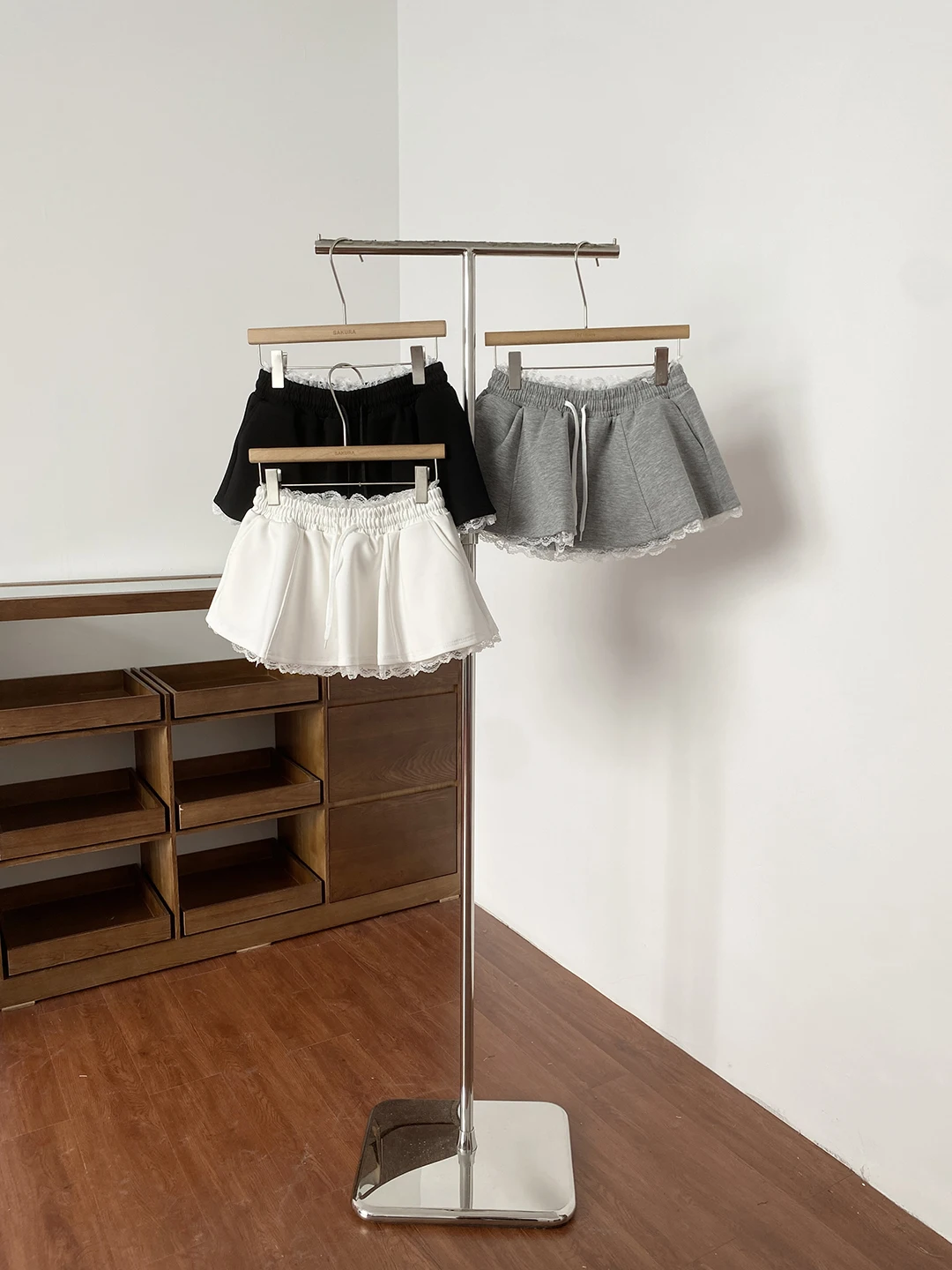 White High Waist A-Line  Skirt Women's Spring 2026 New Korean Style Commute Design Anti-Aging Fluffy Short Skirt
