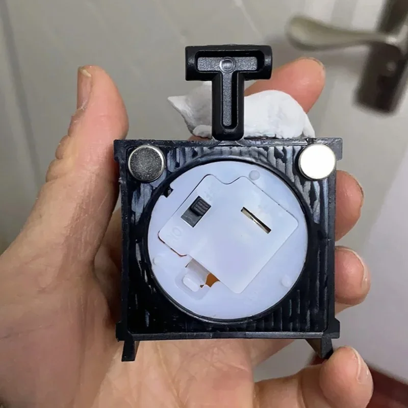 مغناطيس ثلاجة لمشهد عيد الميلاد المصغر مع مدفأة متوهجة وتصميم قطة لتزيين المنزل لجو احتفالي