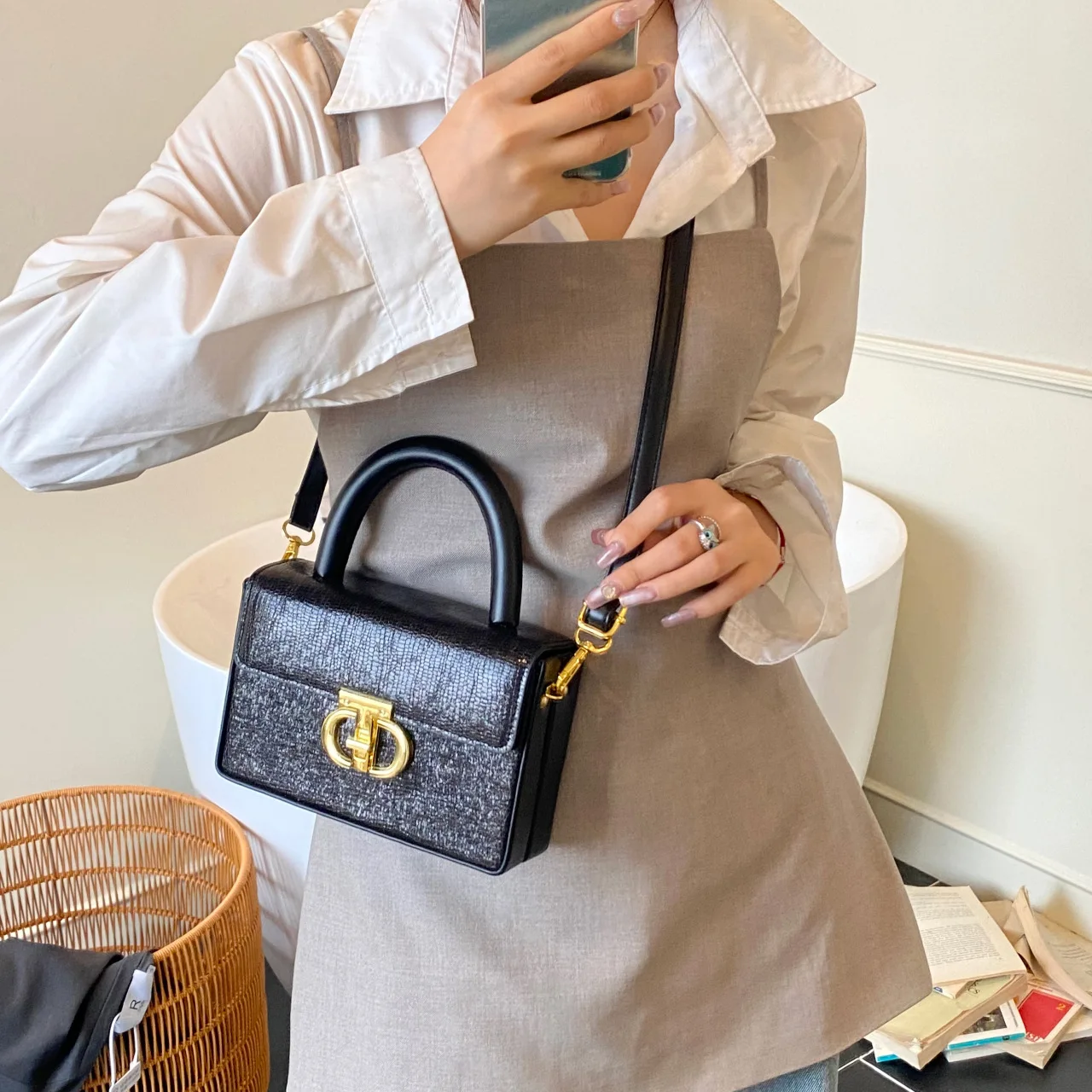 حقيبة مربعة بقفل 2025، محفظة كتف صغيرة للنساء، حقيبة كروس بمقبض علوي، حقيبة بسيطة من النهار إلى الليل، حبال مزخرفة #2