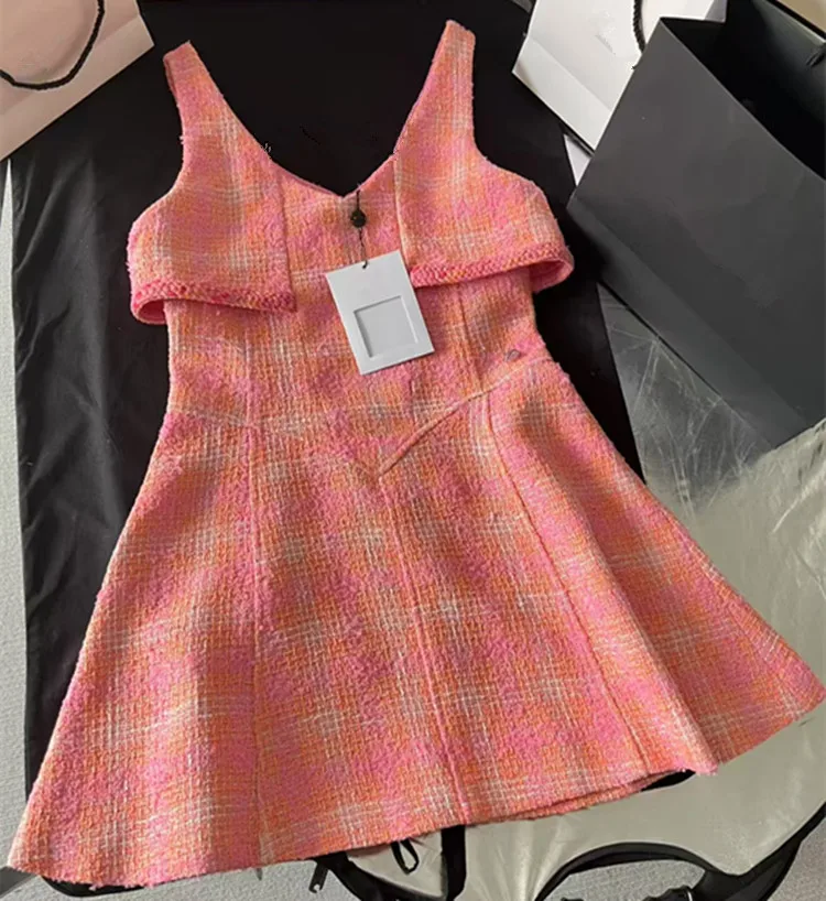 

Индивидуальный пошив европейской женской одежды - новые летние модели 2026 года: розовое твидовое платье без рукавов с V-образным вырезом и кружевной отделкой