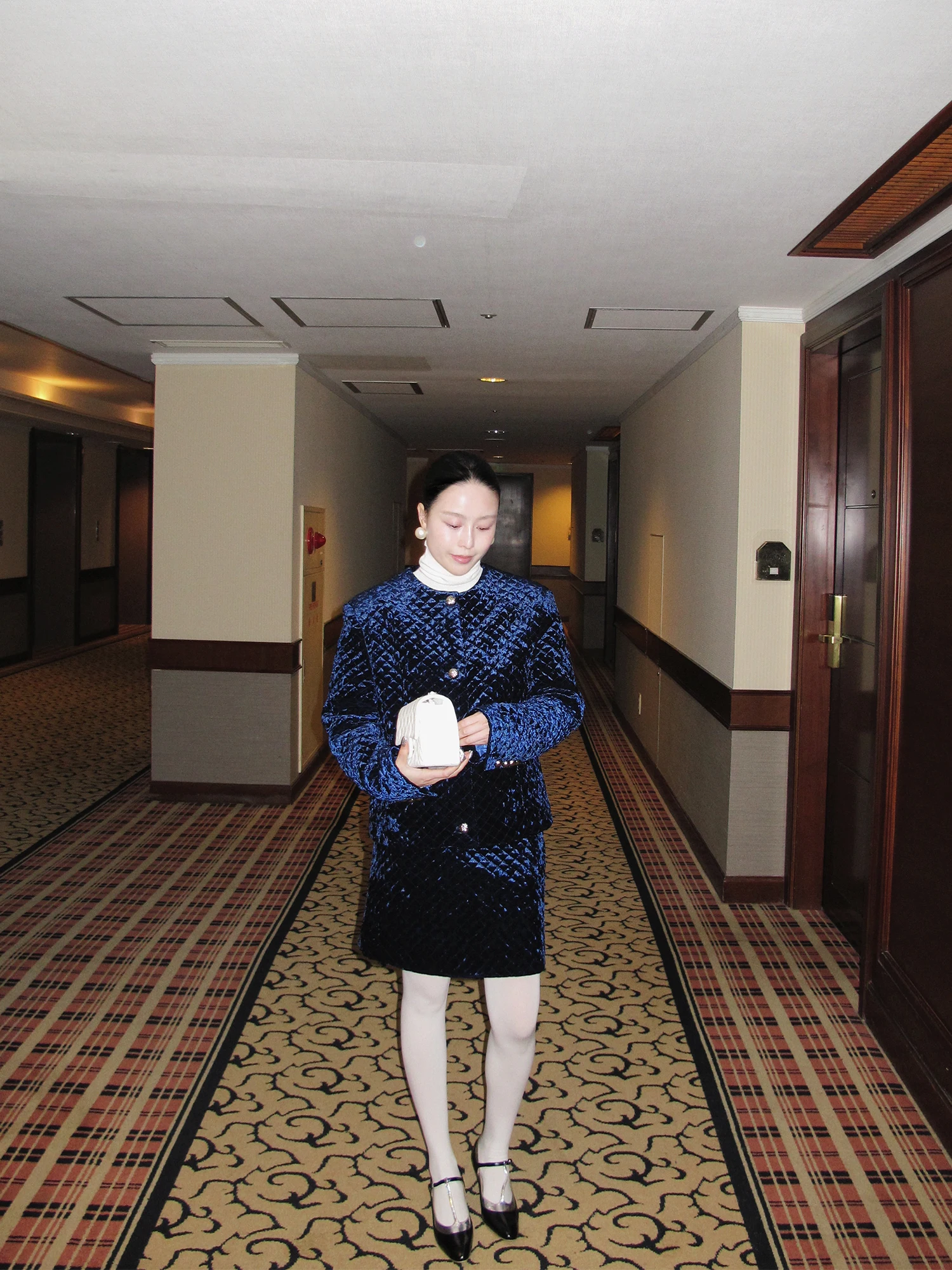 

Женский костюм из вельветового хлопка: юбка с высокой талией и модный комплект из двух предметов с длинными рукавами и круглым вырезом в французском стиле для зимы