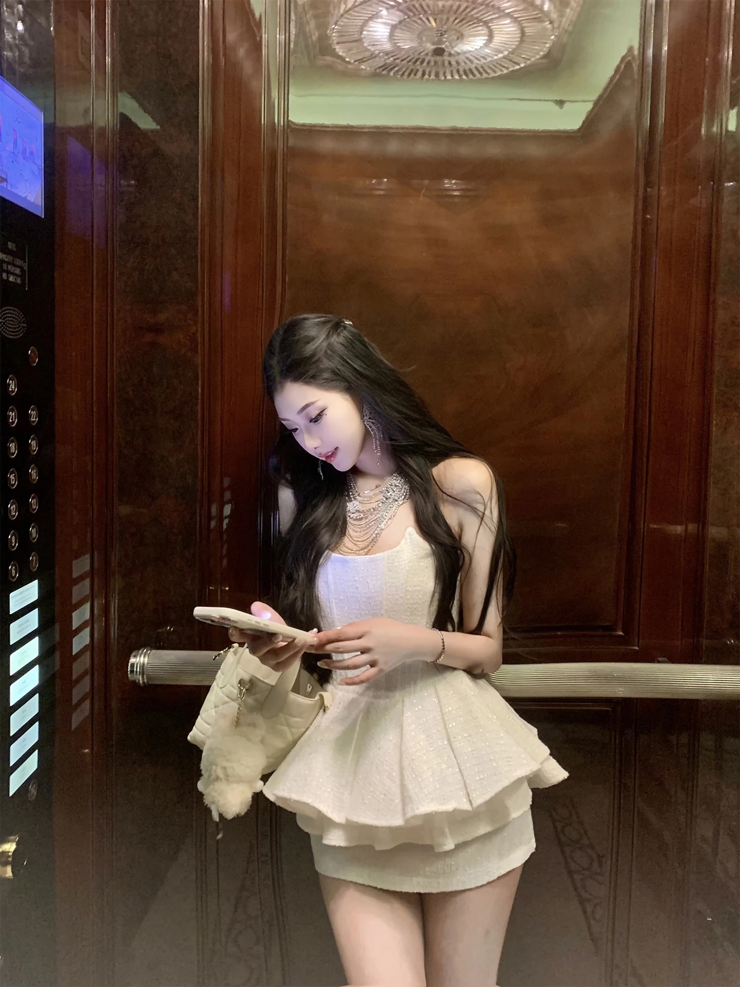 

Женский комплект J Studio: топ с утягивающим эффектом и юбка, летний модный наряд, юбка средней длины, комплект из двух предметов