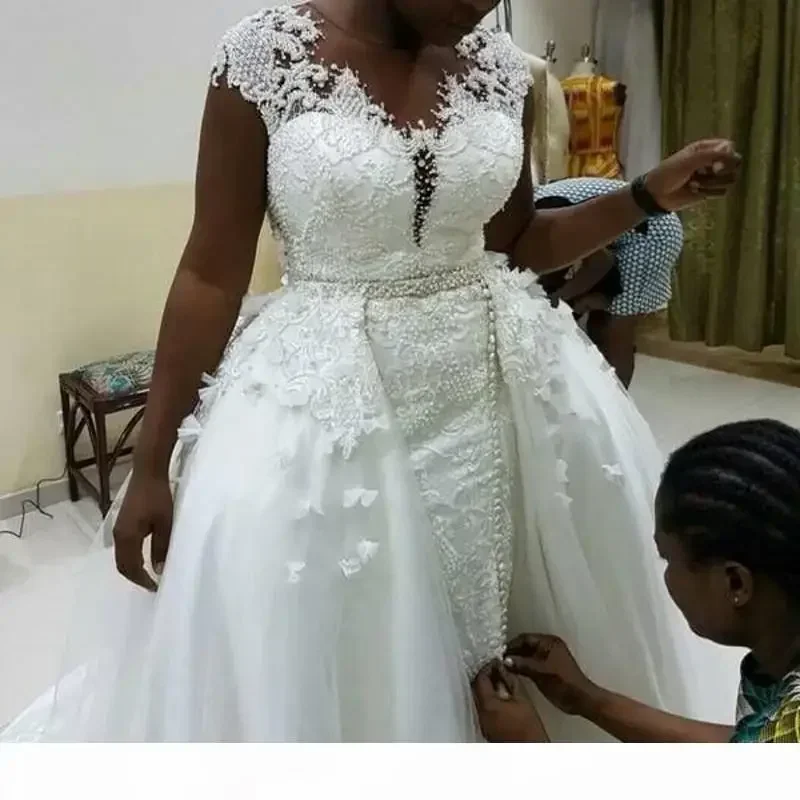 Abito da sposa personalizzato con applicazioni in pizzo con maniche ad aletta per ragazza nera con strascico staccabile Abito da sposa africano con scollo a V e perle taglie forti