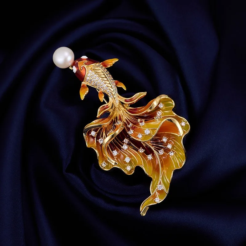 raffinata-spilla-artigianale-smaltata-a-forma-di-pesce-rosso-con-perla-d'acqua-dolce-per-donne-eleganti-accessorio-di-lusso-classico-e-chic-idea-regalo