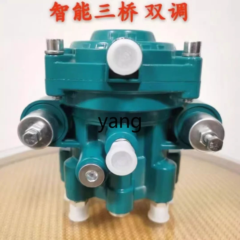 

Левый прицеп, специальный трехмостовой релейный клапан с двойной регулировкой, модифицированный трехмостовой клапан общего назначения с защитой от прыжков