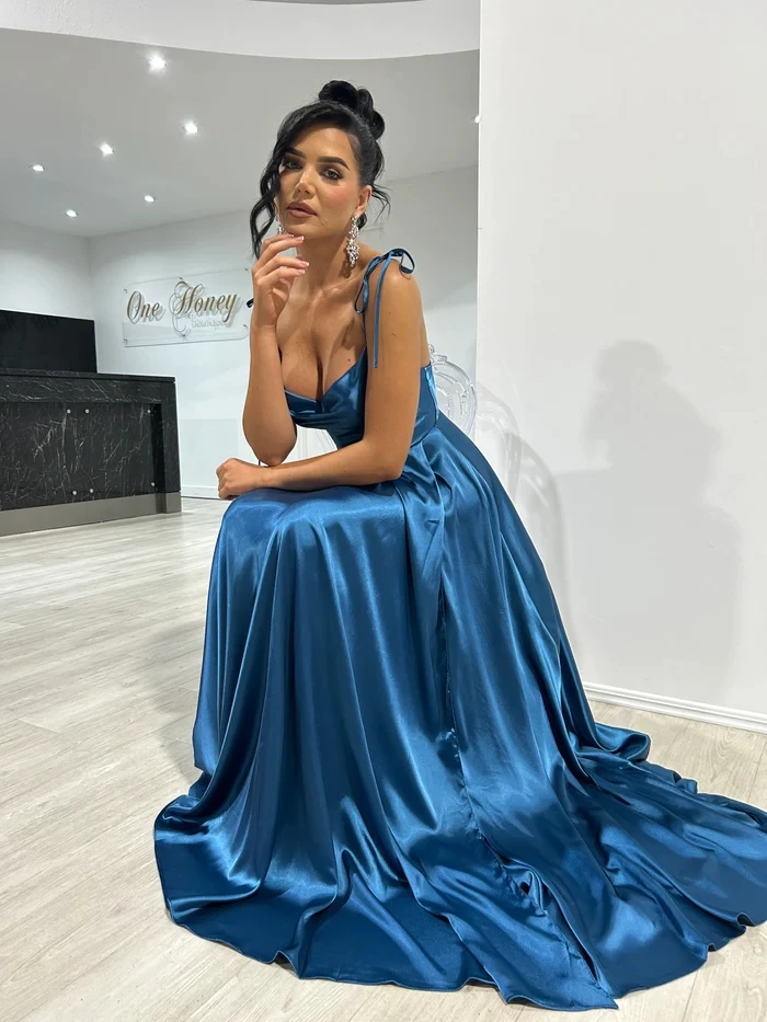 A-line Cowl Neckline Silky-satin Maxi Dresses For Prom Adjusted Spaghetti Straps Silhouette Party Formal Long Slit Gown Evening