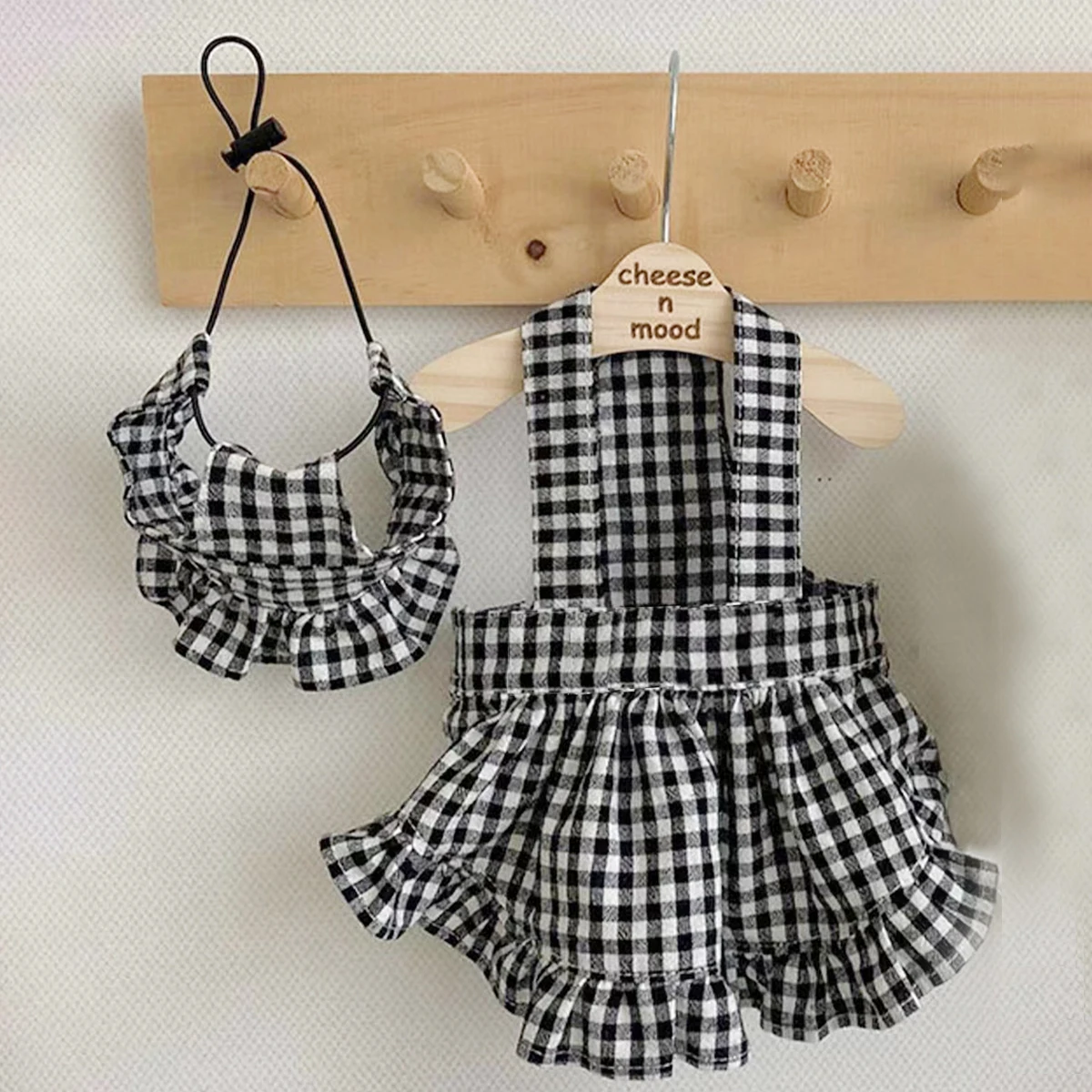Petite jupe de chien avec des casquettes costume costume d\'anniversaire pour animaux de compagnie robe à carreaux noir et blanc et ensemble de