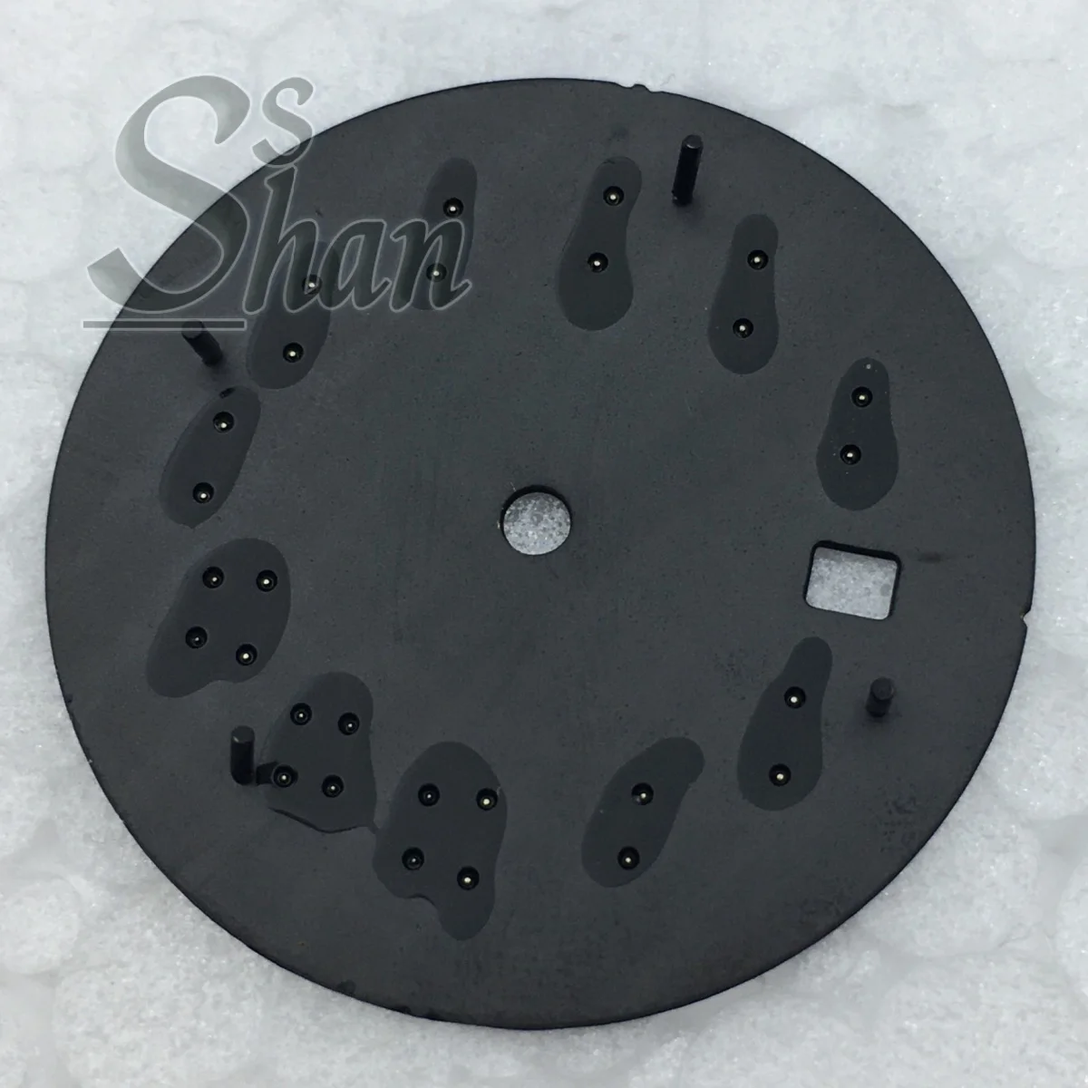 Tarcza zegarka NH35 31,5 mm jest czarno-niebiesko-zielono-brązowo-szara z okienkiem daty w stylu granatu NH35