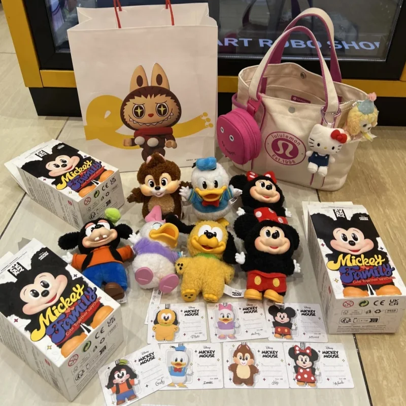 Llaveros auténticos de la familia de Mickey, serie de caja ciega, modelo de decoración, figura de Anime coleccionable, regalos de escritorio para amigos