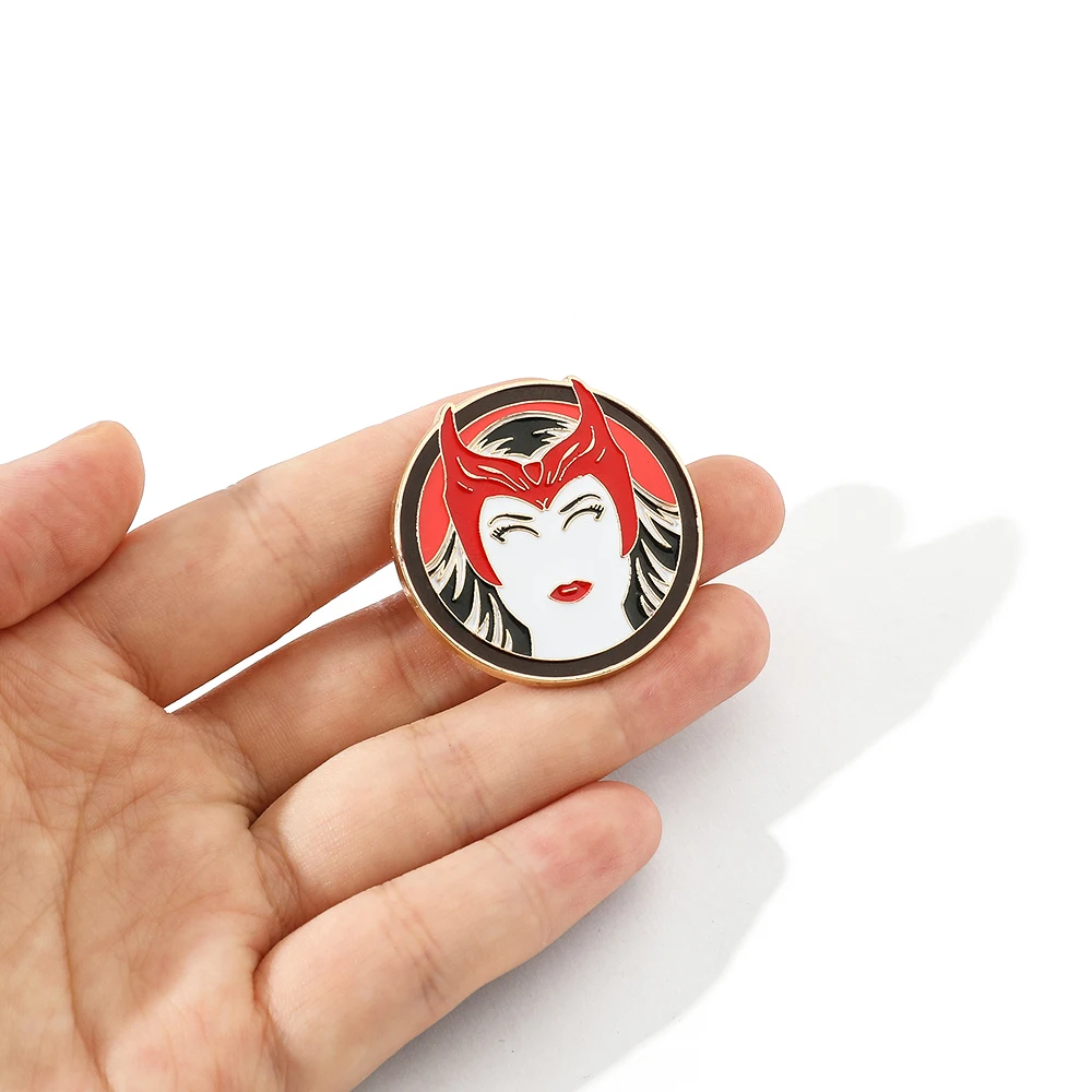 Marvel Scarlet Heks Broche Avengers Superheld Wanda Django Maximoff Emaille Pinnen Voor Kleding Rugzak Pinnen Accessoires Geschenken