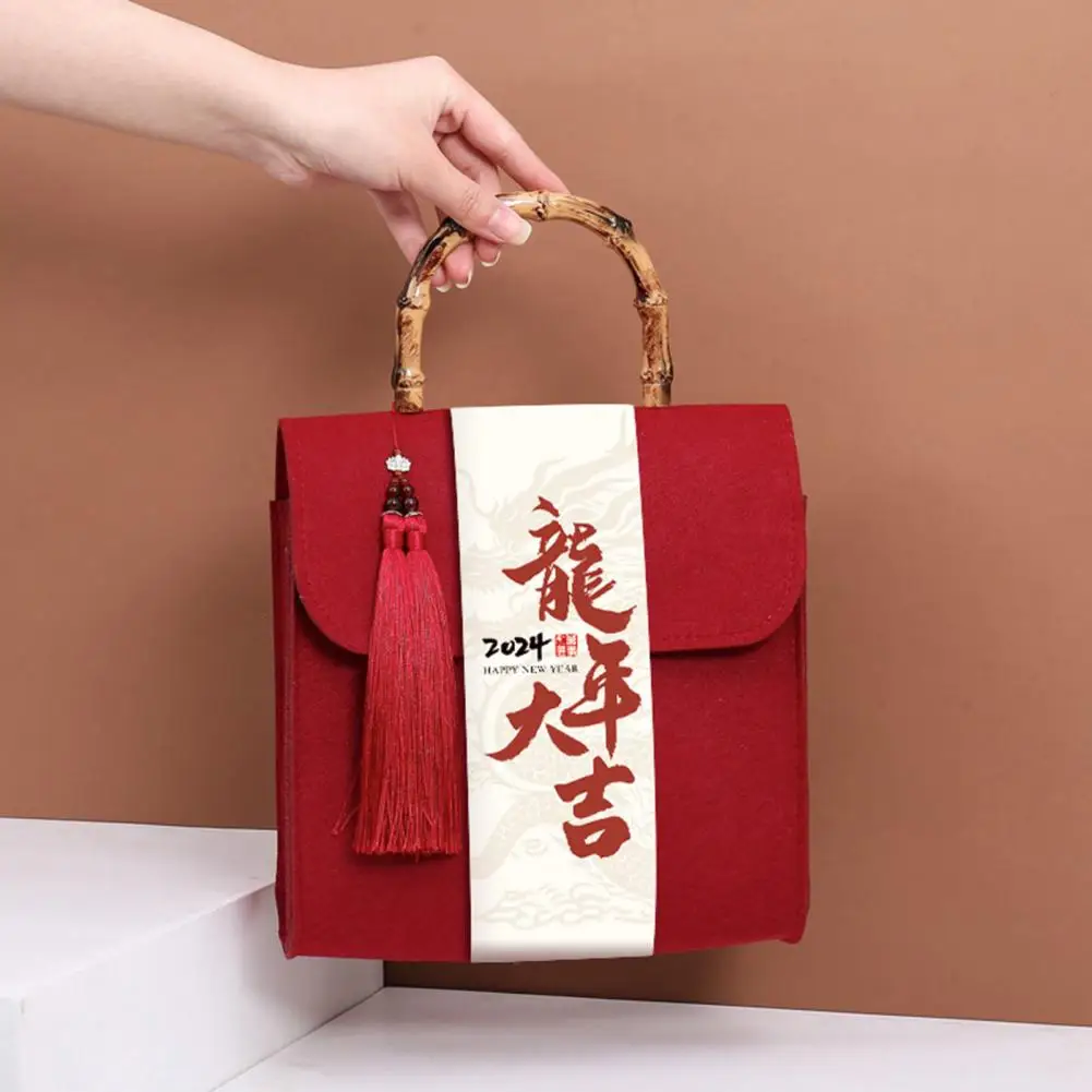 Przenośne świąteczne pudełko w chińskim stylu narodowym noworoczny prezent pudełko z wytrzymałym uchwytem frędzle z delikatnym wykonaniem świątecznym dla 2024