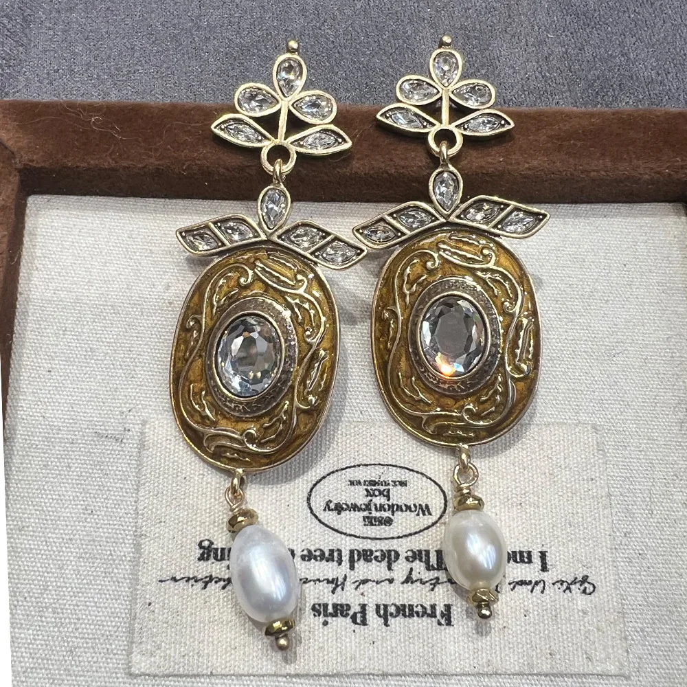 Cross-border European and American court wind sweeping shoulder earrings women's enamel drip oil diamond engraved earrings pearl