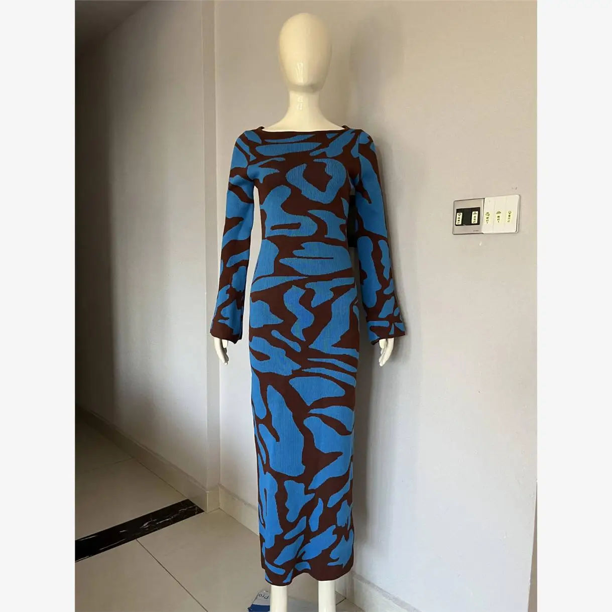 니트 롱 드레스 라운드 넥 벨 슬리브 자수 슬림핏 맥시 드레스 가을 겨울 패션 엘레 슬레 여성 드레스