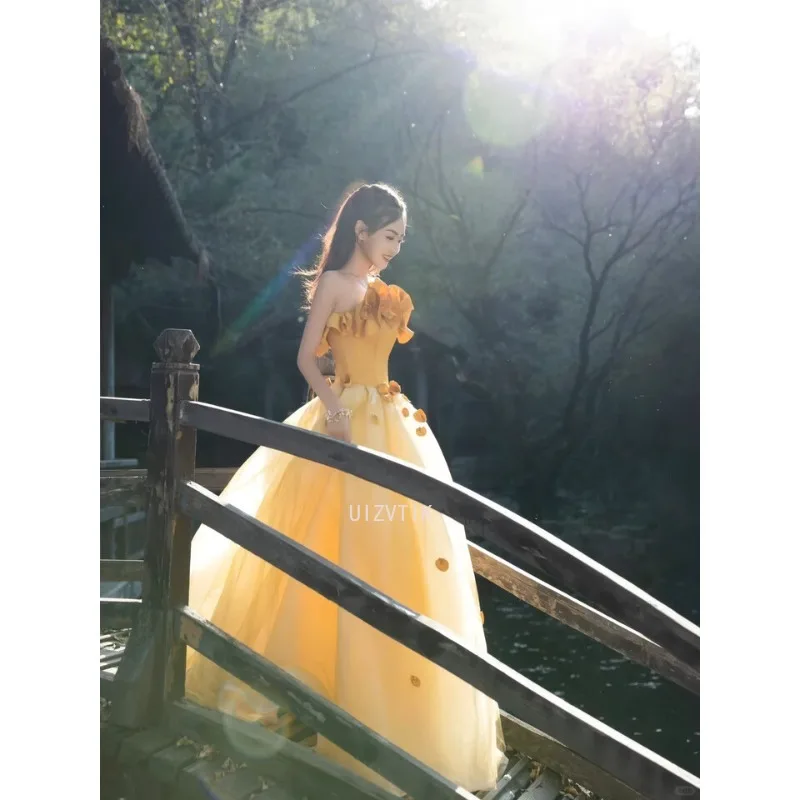 فساتين حفلات بدون حمالات على شكل زهرة ثلاثية الأبعاد باللون الأصفر للنساء على طراز الأميرة بدون أكمام مزينة بحفلة مأدبة فستان سهرة أنيق