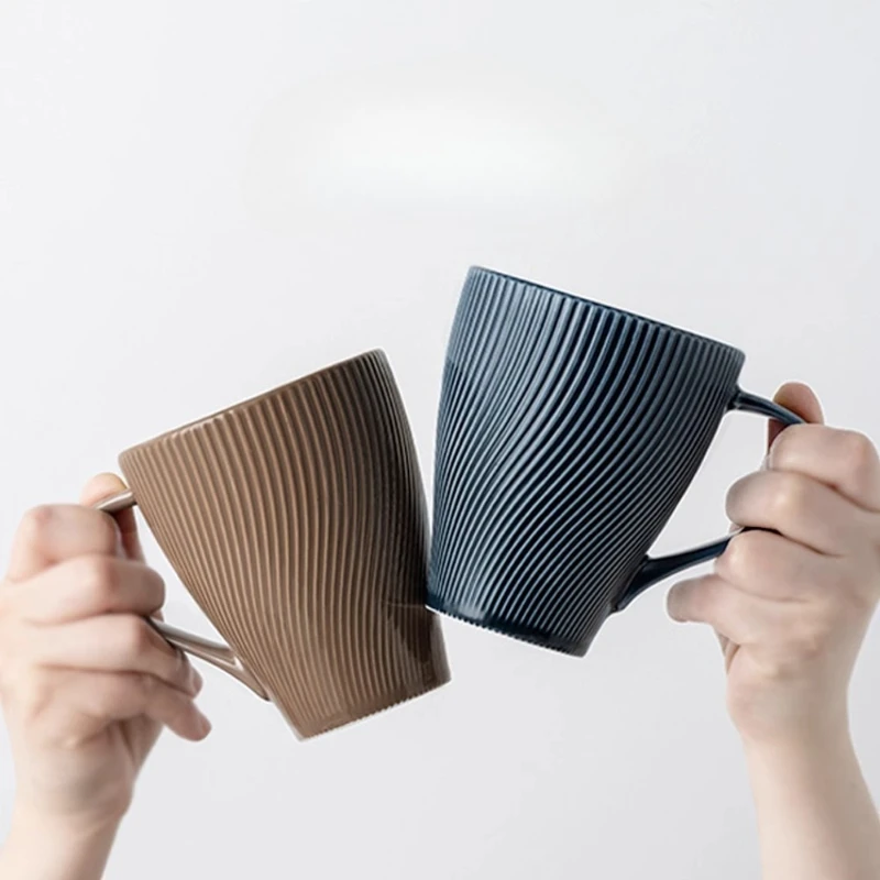 

Высококачественная декоративная кофейная кружка. Стильная керамическая чашка для офиса и пар. Уникальный рельефный дизайн. Идеально подходит для дома или рабочего места.