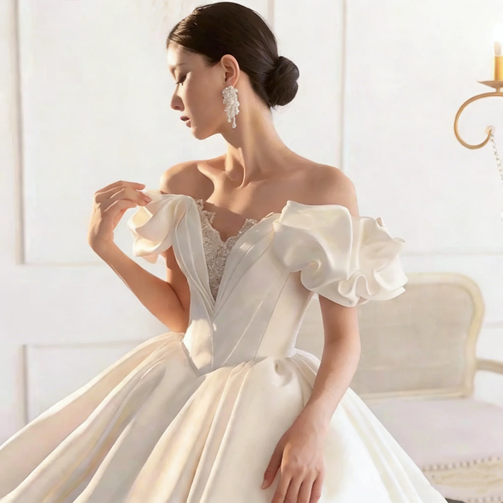 Personalizado fora do ombro querida pescoço manga curta rendas miçangas pérolas plissado cetim vestido de baile vestidos de casamento com trem capela