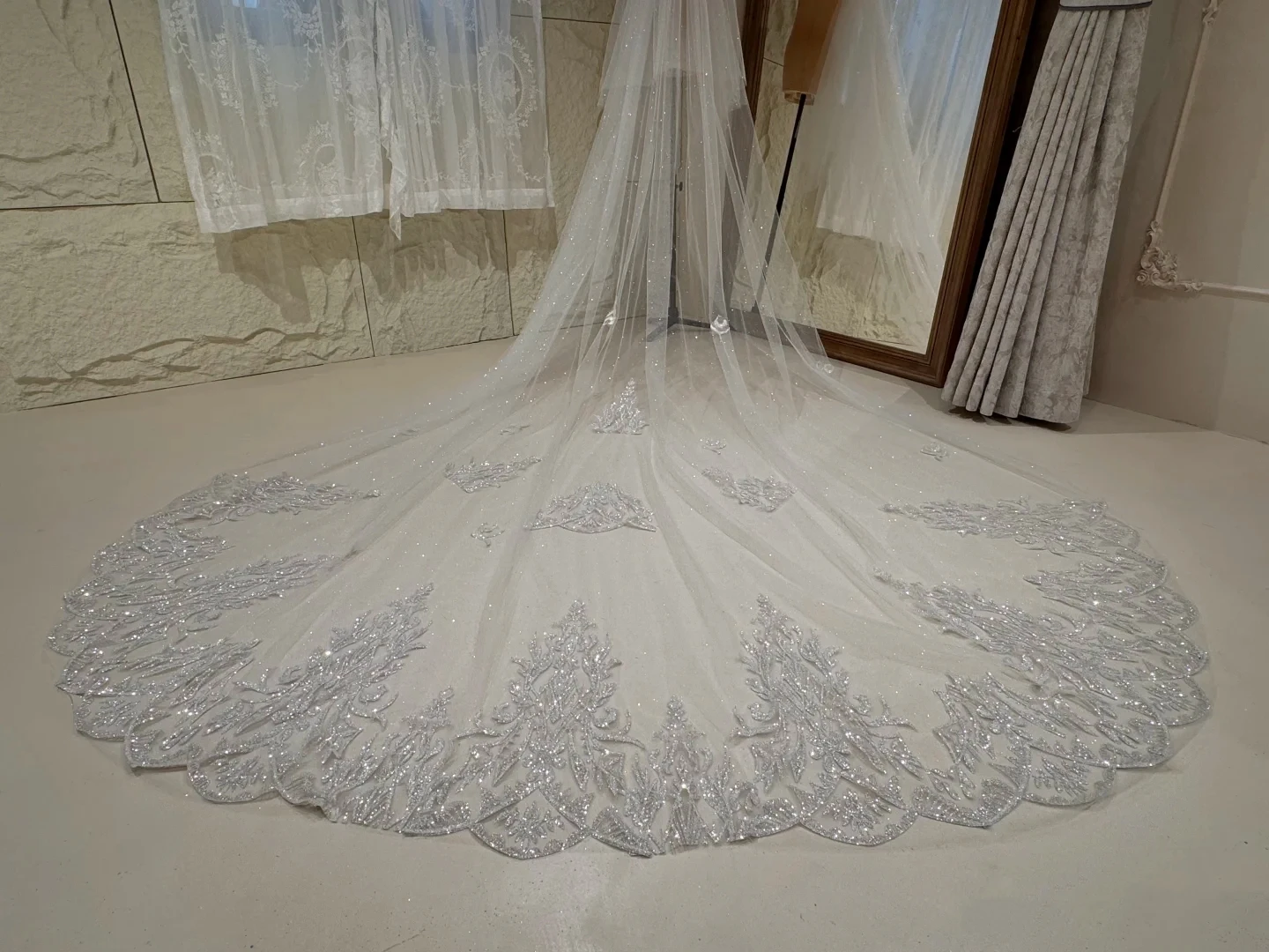 หรูหราลูกปัดขอบลูกไม้ผ้าคลุมหน้างานแต่งงาน 350 ซม.ยาว 2 ชั้น Cathedral ผ้าคลุมหน้าเจ้าสาวด้วยหวี Real Photo