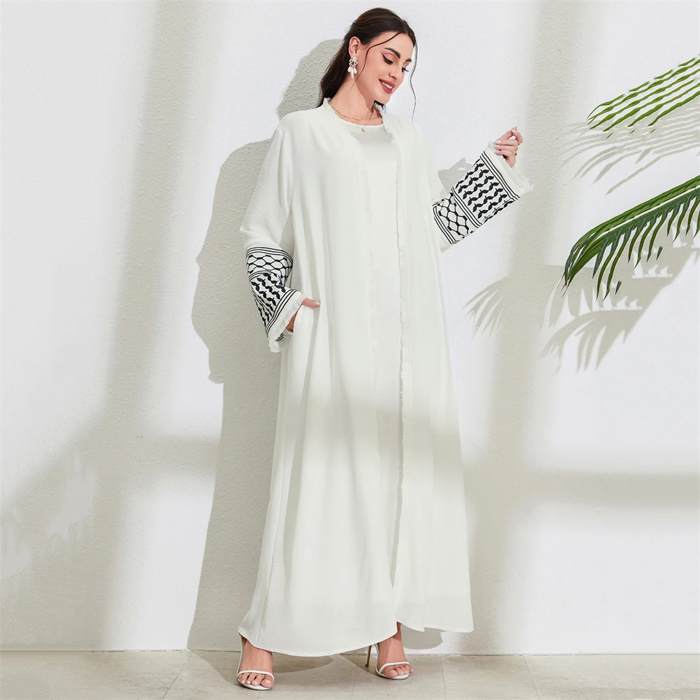 

A Fashionable And Elegant Pocket Cardigan With Embroidered Color-blocking Dress And Robe By Middle Eastern Muslims