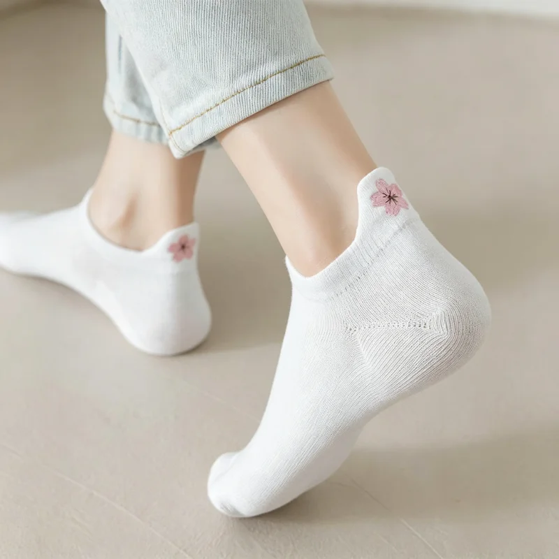 Women's 5 Pairs Sweet Embroidered White Short Socks Thin Kawaii Cute Design Low Tube Shallow No-Show Boat Socks For Student