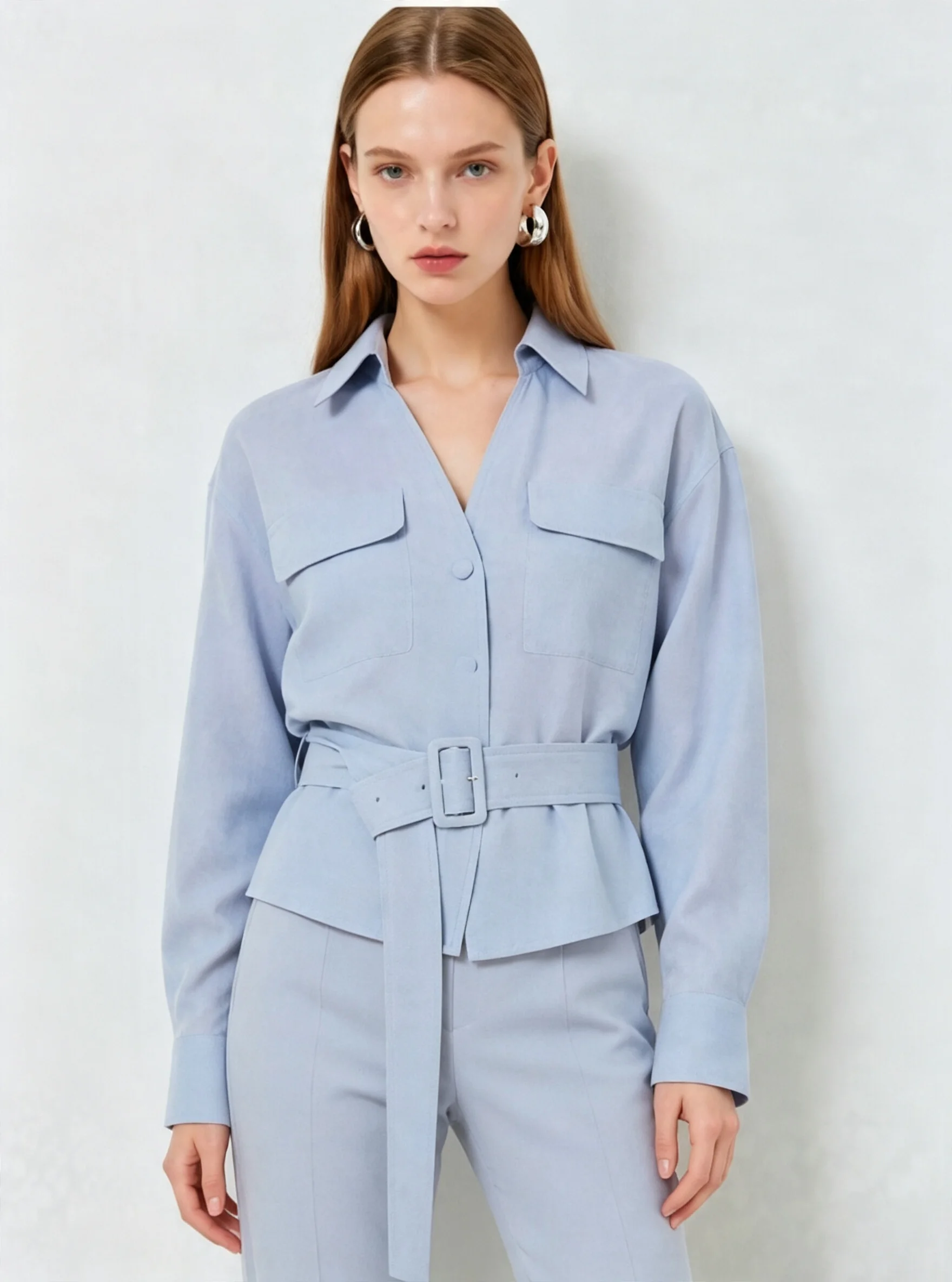 Blusa de Trabajo Corta para Mujer LIMO, Color Azul Claro, con Cinturón, Solapa y Doble Bolsillo