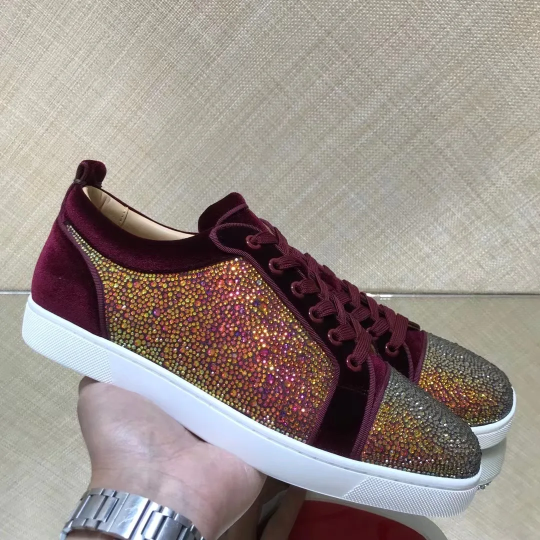 

Роскошные повседневные туфли с низким берцем и заклепками, обувь на плоской подошве со шнуровкой, кроссовки из замши красного вина, кожаные туфли со стразами и красной подошвой для мужчин