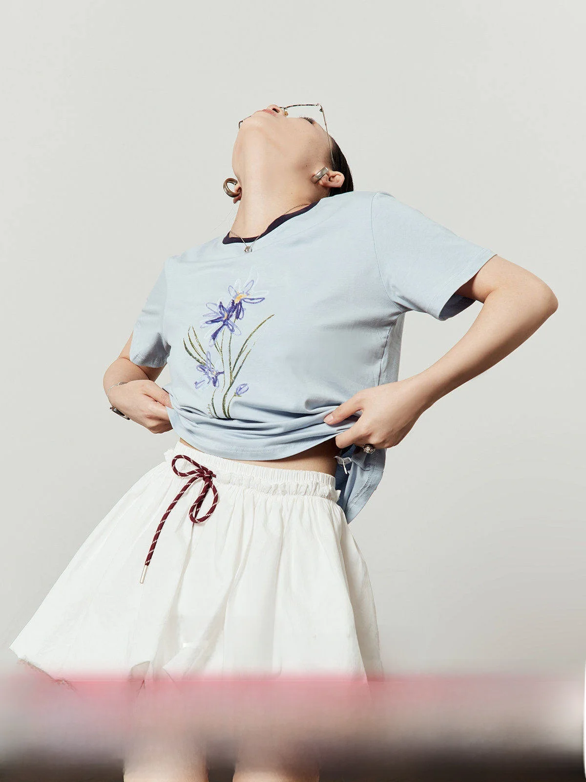 

Синяя футболка с цветочным принтом, свободного кроя, с коротким рукавом, женская, летняя, новый дизайн, повседневная, удобная, с круглым вырезом, от Zhou Li Wu