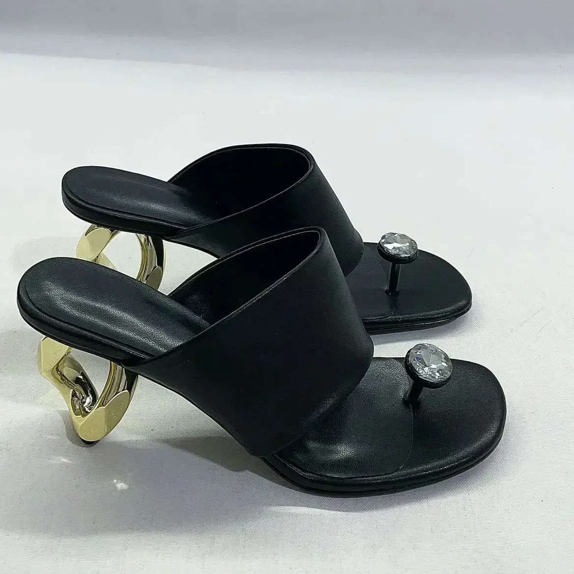 

Шлепанцы, тапочки с открытым носком, женские однотонные кожаные римские сандалии на высоком странном металлическом каблуке, модные подиумные таконы