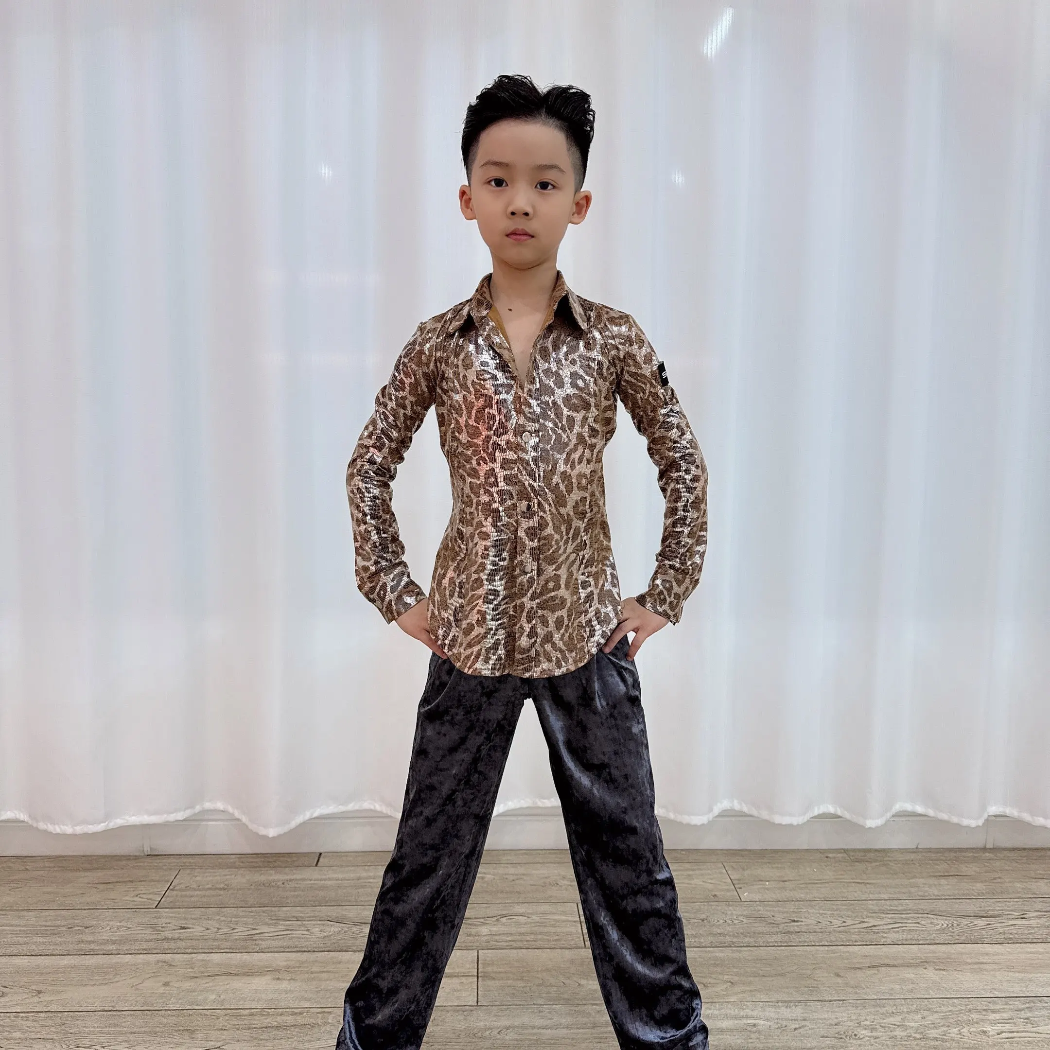 

Костюм для латиноамериканских танцев для мальчиков 2026: рубашка с длинным рукавом и леопардовым принтом, бархатные брюки. Одежда для выступлений по румбе и самбе. Модель DN22693.