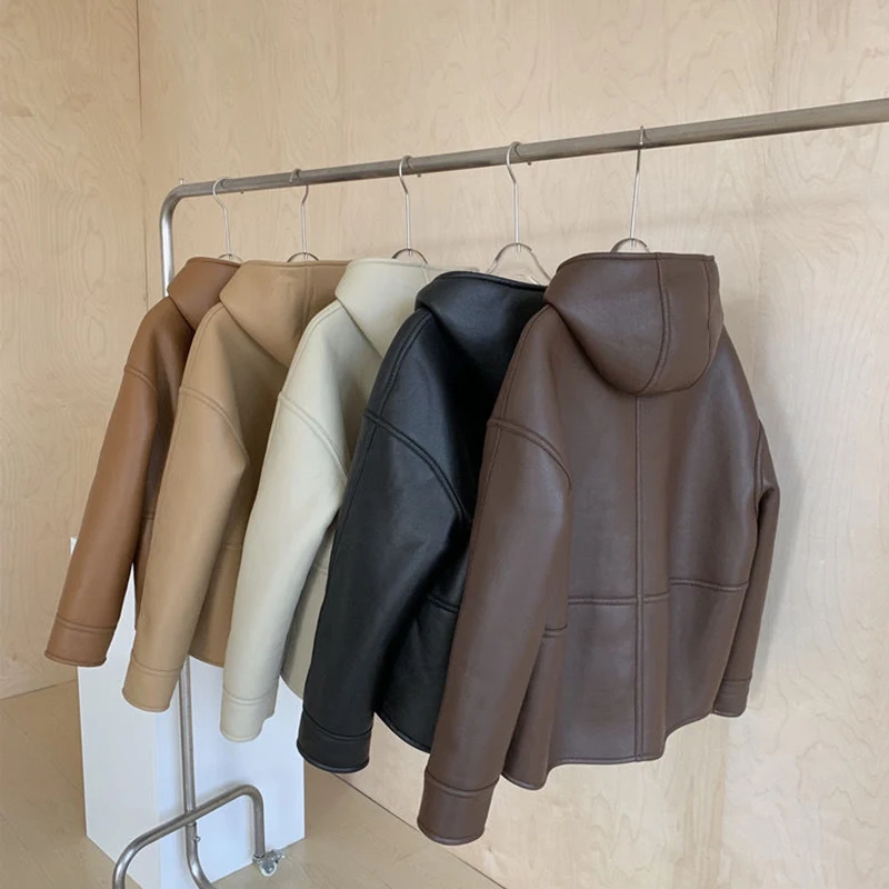2025 Nuovo Autunno Inverno Moto Giacca in lana d'agnello Capispalla Abbigliamento da donna Fibbia ad angolo Allentato Breve Giacca in pelle calda con cappuccio Top