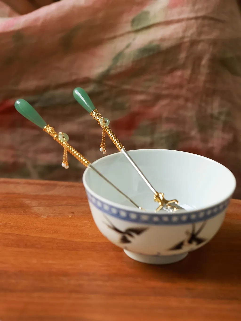 un-set-completo-di-forchette-cucchiai-dessert-e-stoviglie-intagliate-in-giada-retro-dongling-con-stile-cinese-e-imperiale