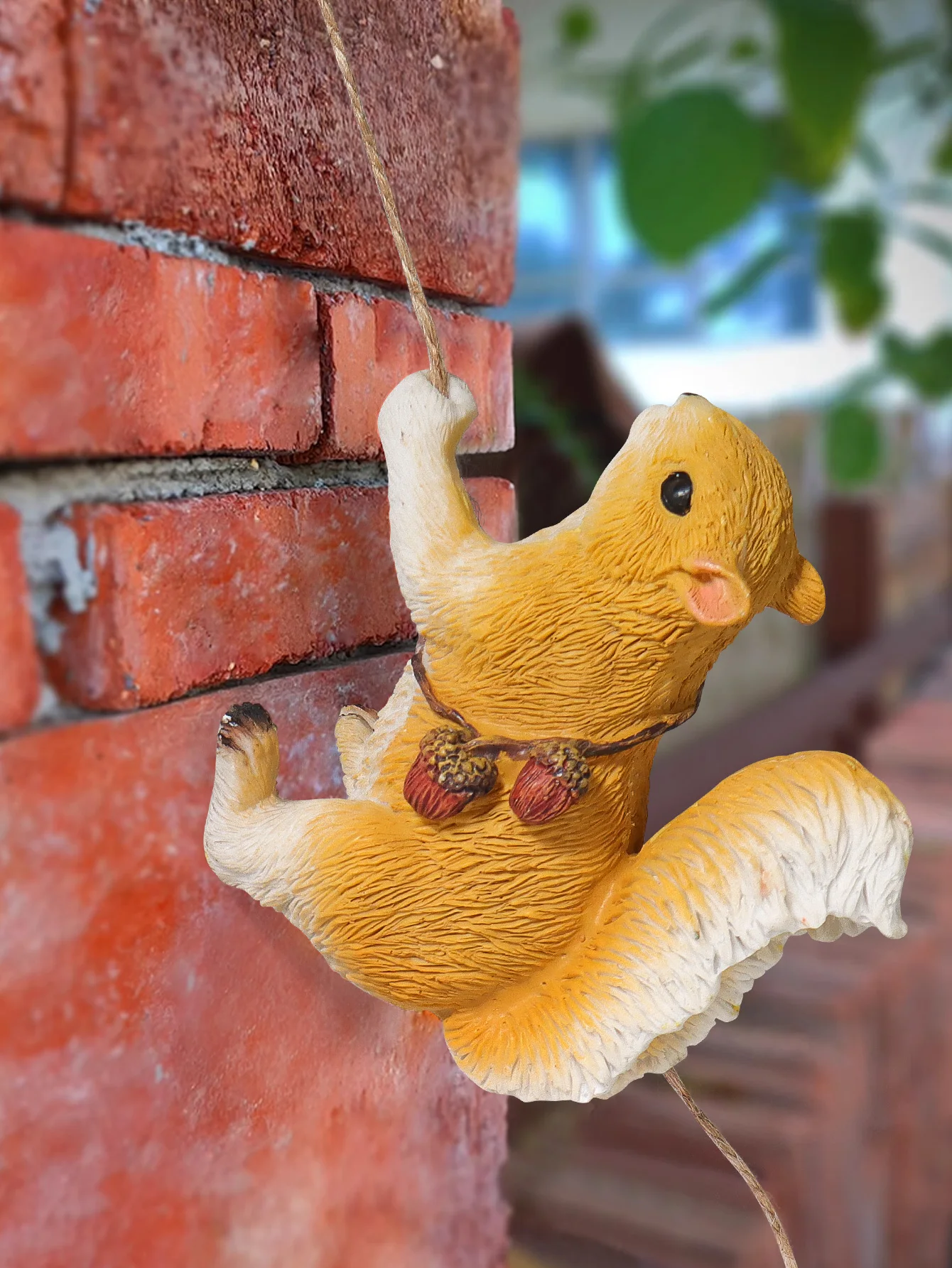 Cute Resin Climbing Squirrel Statue, Lifelike Hanging Ornament, Creative Animal Sculpture for Outdoor Garden Patio Yard Lawn