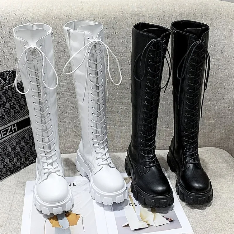 Bottes hautes pour femmes à lacets, style combat, plateforme, semelle à crampons, bout rond, fermeture éclair latérale, chaussures d'hiver streetwear, noir et blanc