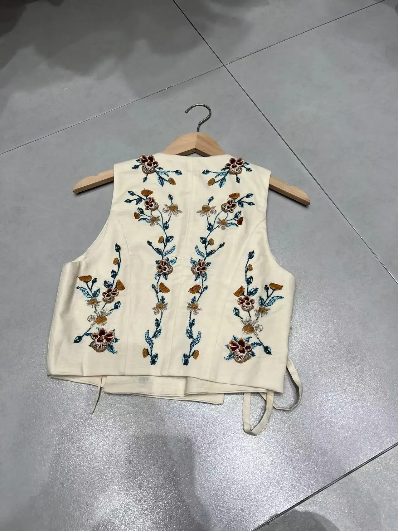 Conjunto 100% de lino con bordado Floral para mujer, chaleco sin mangas con cuello en V y cintura con cordones, Tops + pantalones cortos de cintura alta, conjunto informal
