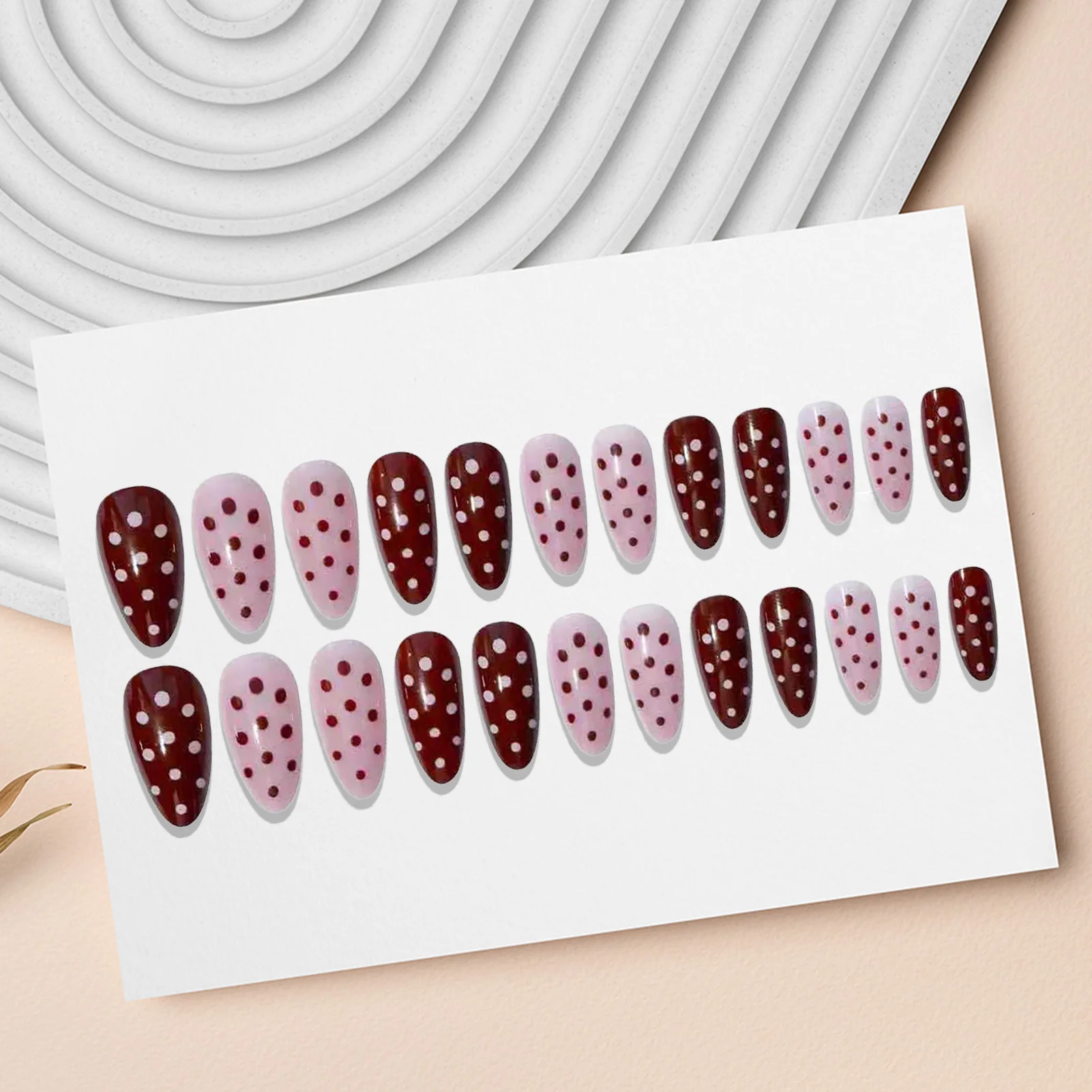 24 Stück rote gepunktete künstliche Nägel in Mandelform zum Aufdrücken der Nägel für Party, Hochzeit, Halloween-Dekoration