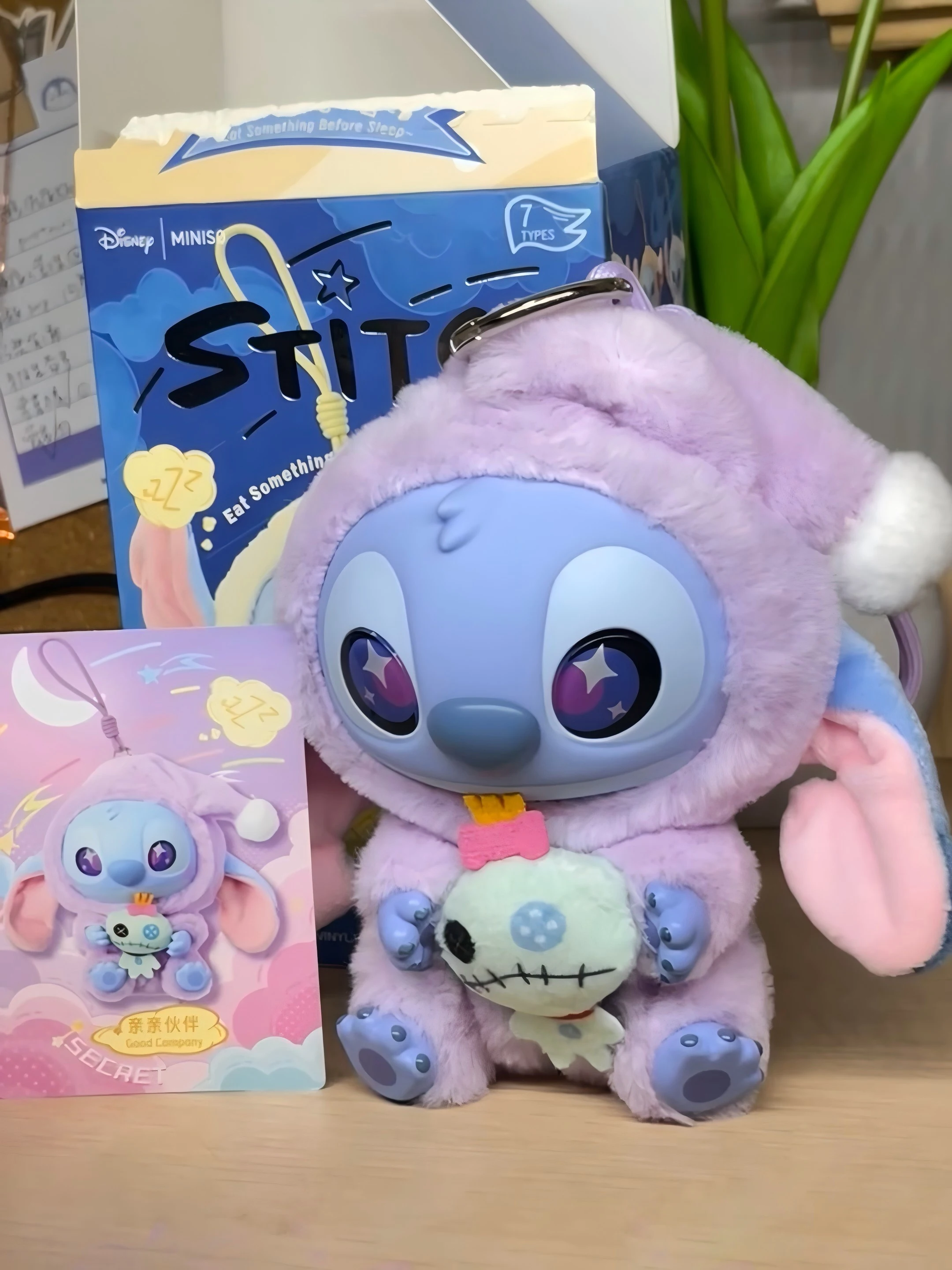 في عام 2025، يتميز بضائع ديزني الجديدة بأنماط لطيفة من ستيتش، وقلادة قطيفة يجب اقتناؤها ولعبة غرزة تحب الجميع