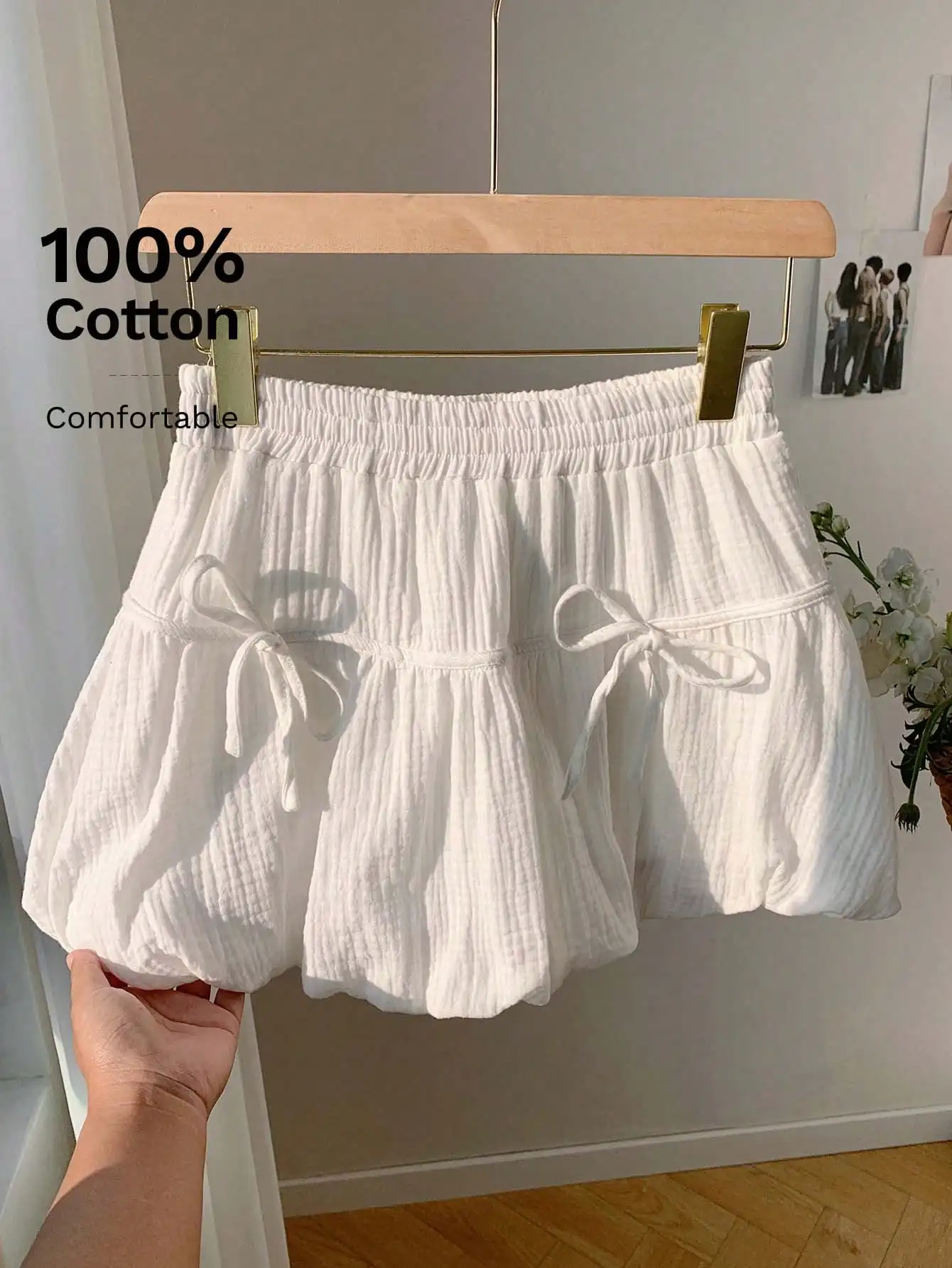 

Женская белая хлопковая мини-юбка с многоярусными оборками и завязками на талии