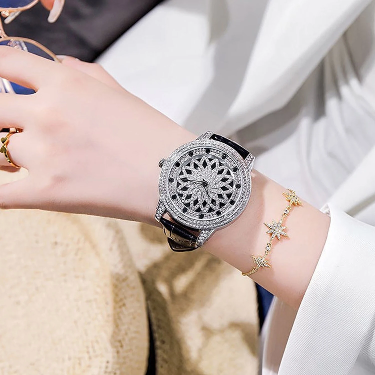 ساعة جلدية عصرية كاملة الماس لاكي ستار دوارة للرجال والنساء