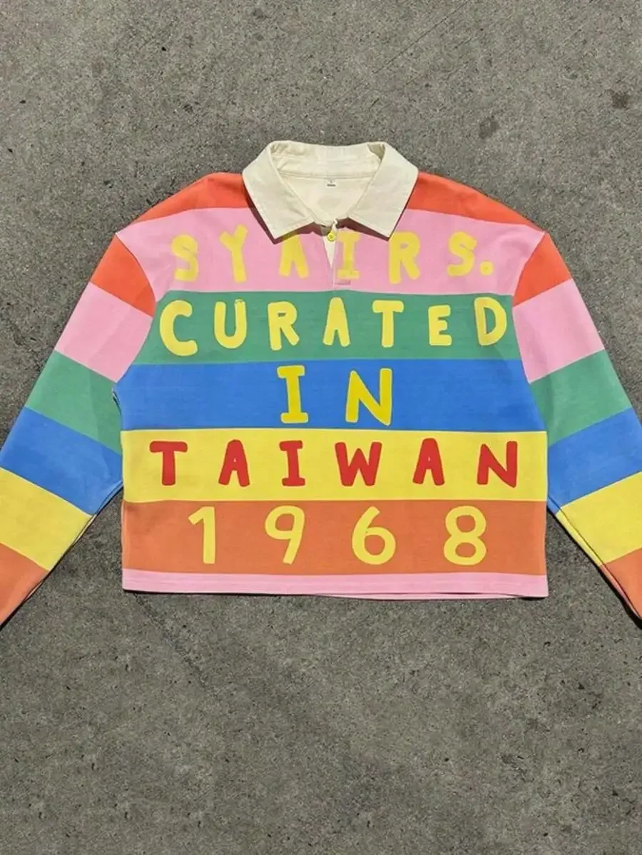 Camisa a Rayas Multicolor para Hombre con Tipografía Retro, Estilo Urbano Vintage