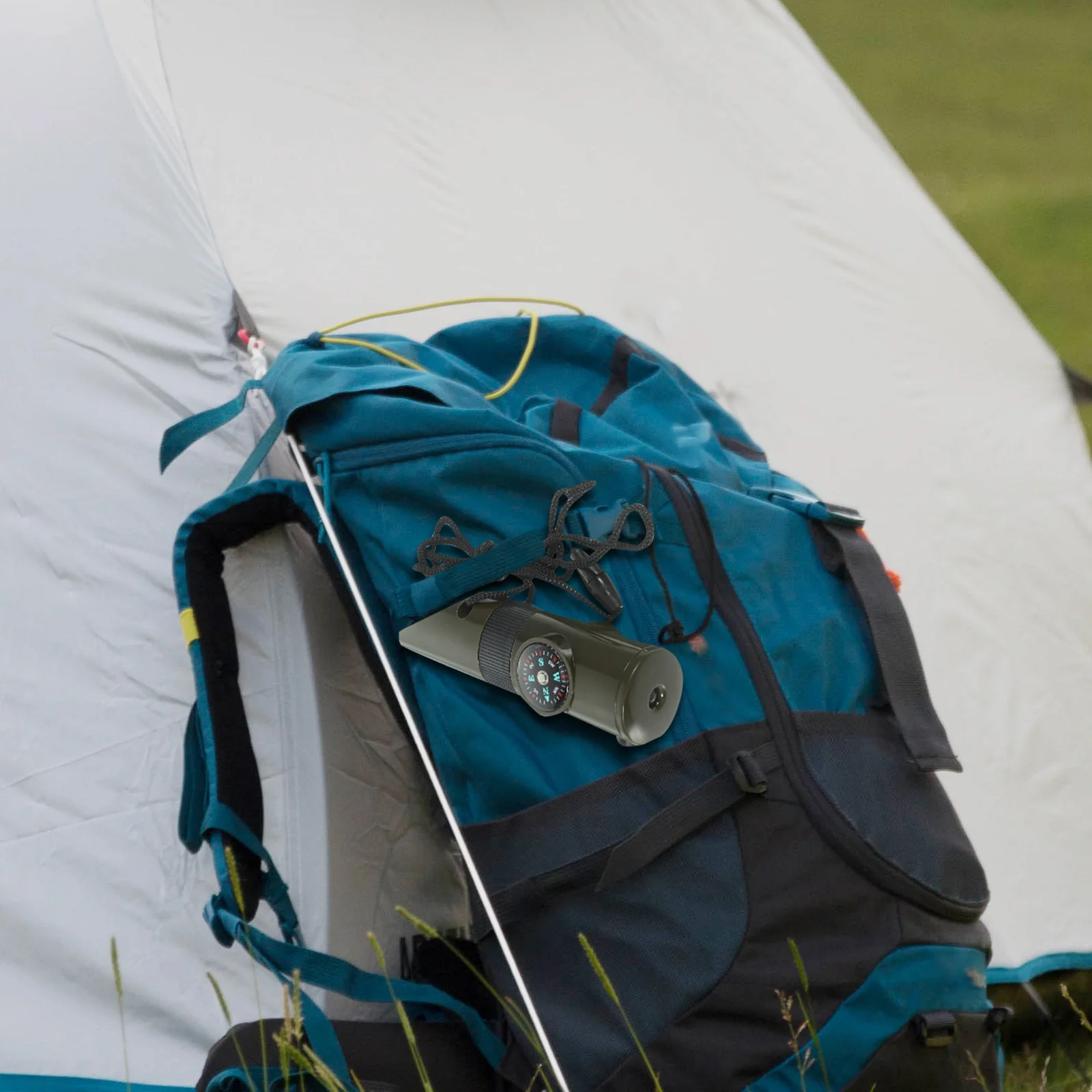 นกหวีดอเนกประสงค์ 2 ชิ้น ทำจากโลหะผสม พร้อมเข็มทิศ เครื่องวัดอุณหภูมิ ไฟ LED แว่นขยาย สายคล้องคอ พกพาสะดวก เสียงดัง เหมาะสำหรับการตั้งแคมป์