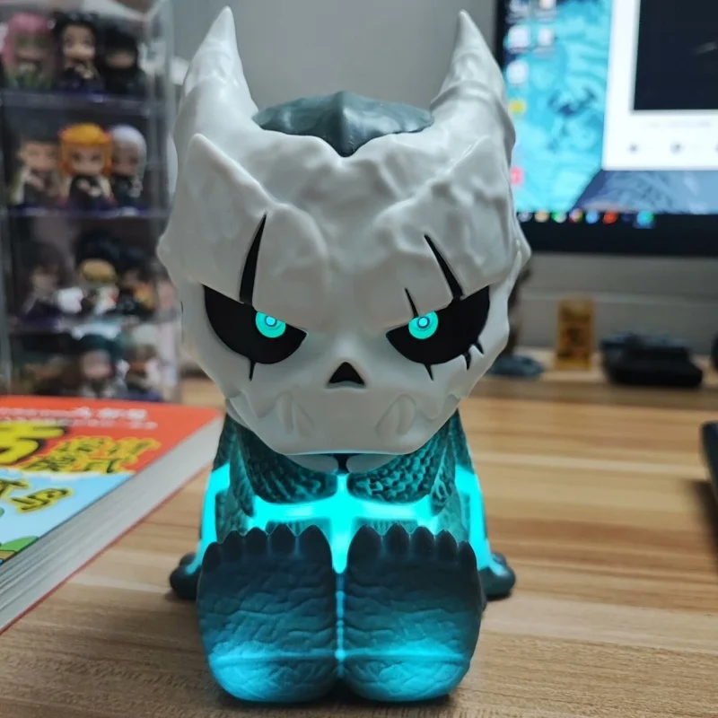 Nowy Autentyczny Kaiju No. 8 Figurki Urocze Siedzące Postawy Klikające w Lampkę Atmosferyczna Mała Lampka Nocna Anime Modne Zabawki Ozdoby Prezent