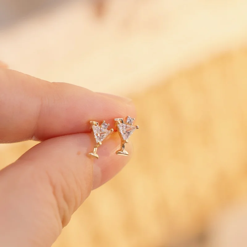 1-Pair Triangular Holy Grail Zircon Earrings for Women with Personalized European and American Retro Style Earrings