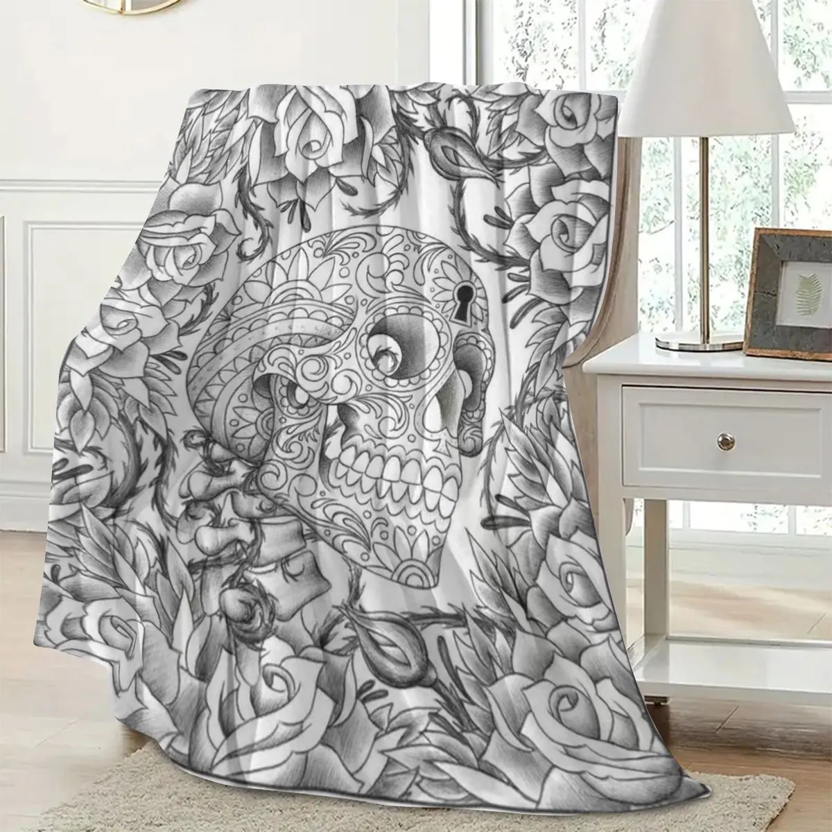 European and American Vintage Day of the Dead Style Carved Skull and Rose Print Flannel Throw Blanket, Portable Warm Blanket for Outdoor Camping, Home Living Room Bedroom Sofa Blanket, Office Nap Blanket,  Trendy Dark Style Thickened Warm Blanket