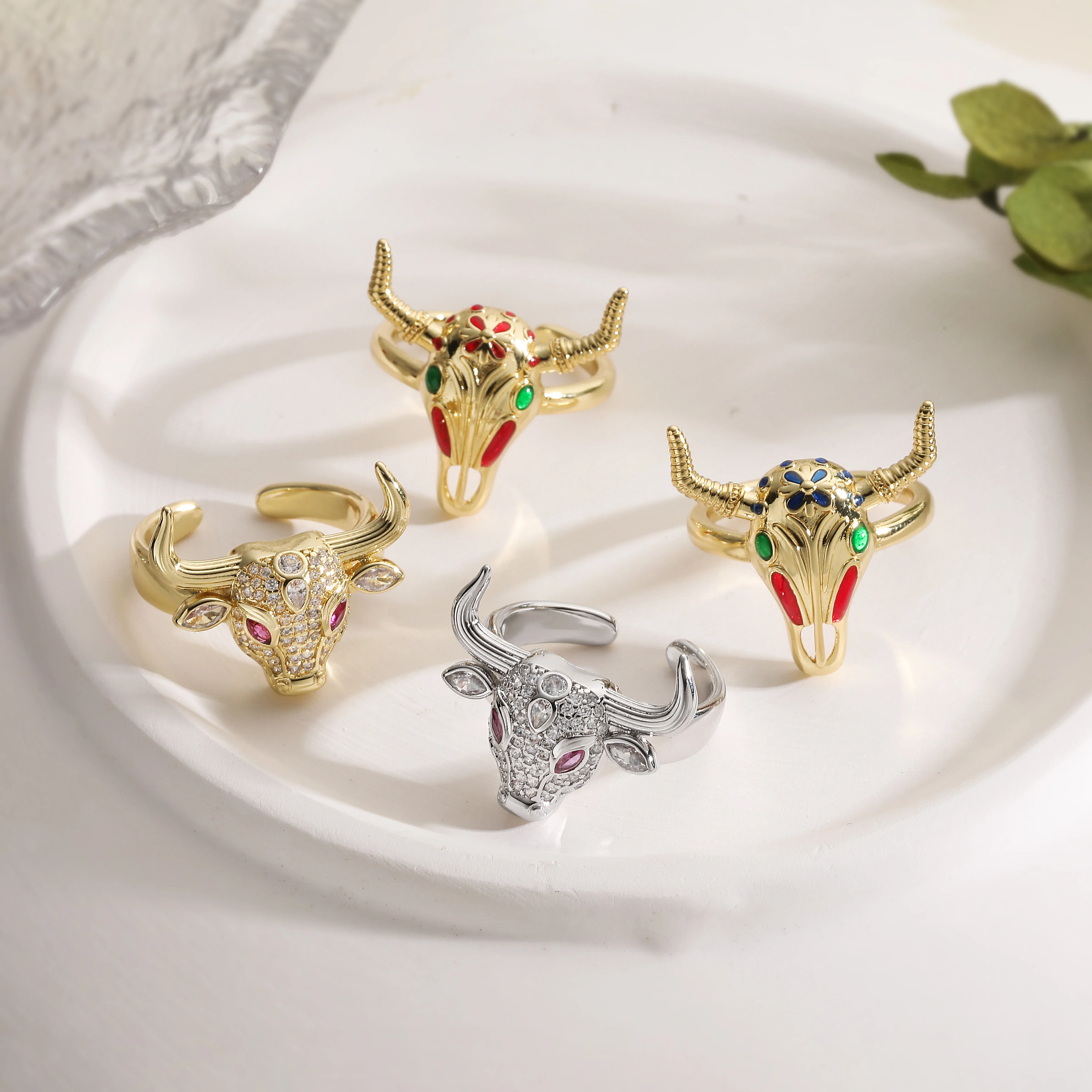 Anillo de Máscara de Toro Español, Joyería de Latón Esmaltado y Chapado en Oro con Circonia Brillante, Estilo Único y Exclusivo Unisex